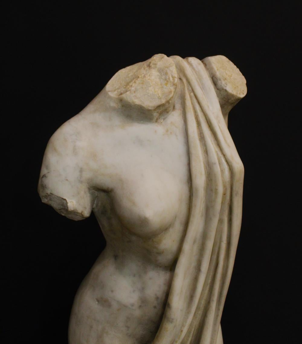 Scultura di Venere in marmo bianco. ULTERIORI FOTO, INFORMAZIONI SUL LOTTO E INFORMAZIONI SULLA SPEDIZIONE POSSONO ESSERE RICHIESTE INVIANDO UN'E-MAIL.

Spese di spedizione indicative in Italia: 300€ e in Europa: 650€. Tag: Venerare in marmo. Venus