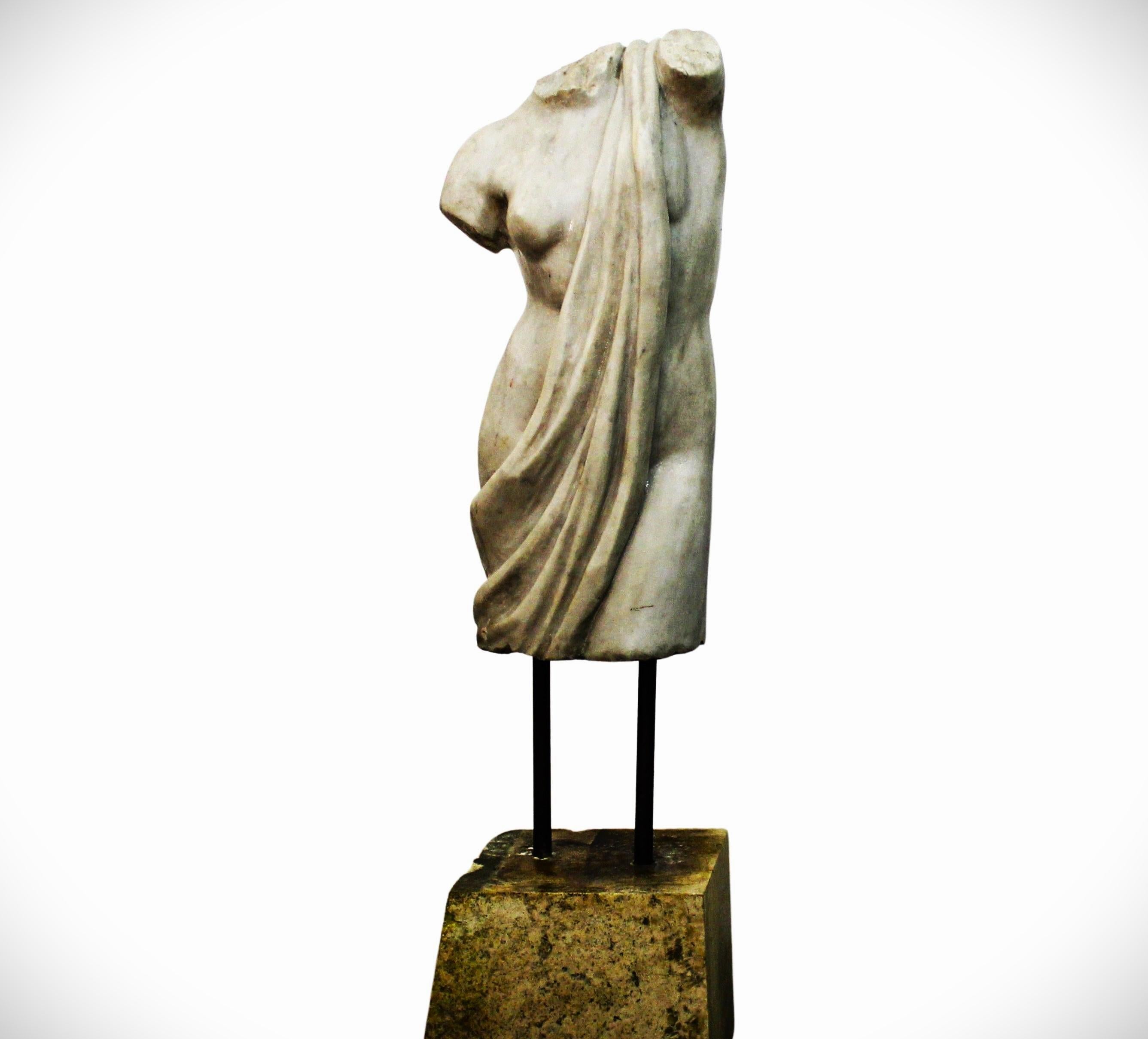 Torso of Venus sculpture in Carrara marble. Indicative shipping costs in Italy: 130€ and Europe: 250€. Scultura di Torso di Venere in marmo di Carrara. Torse de Vénus. torso de venus. marble sculpture. Torso der Venus.
   