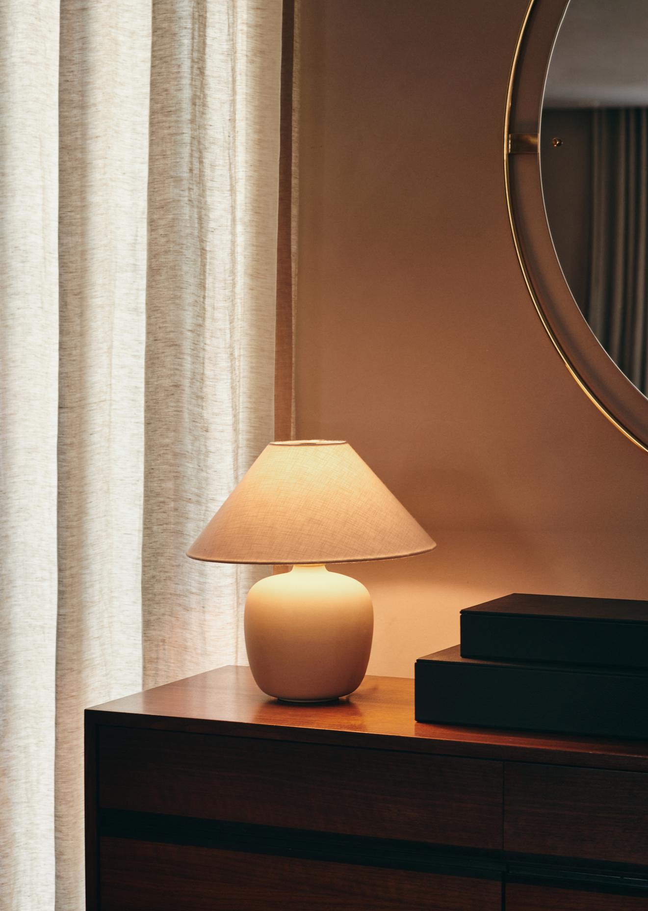 Lampe à poser Torso, Off-White, en céramique/lin par By Lassen pour Audo en vente 3