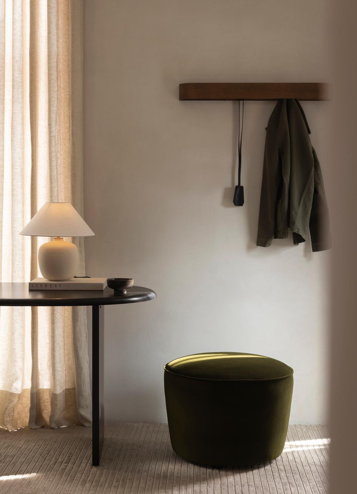 S'inspirant des maisons d'enfance remplies de trésors façonnés par la main de l'homme, la lampe à poser Torso de Krøyer-Sætter-Lassen est une lampe moderne à l'allure intemporelle. Alliant le grès brut au lin éthéré et aux détails métalliques