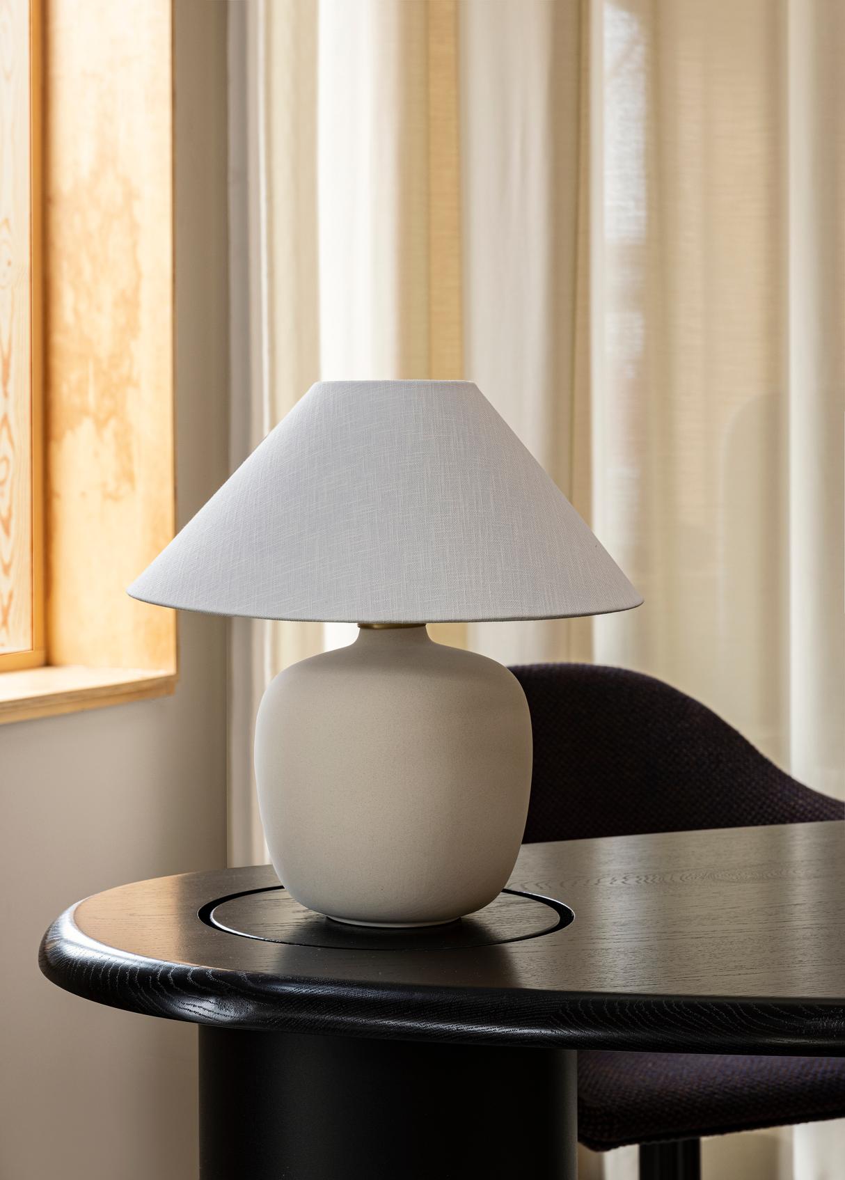 Chinois Lampe à poser Torso, Off-White, en céramique/lin par By Lassen pour Audo en vente