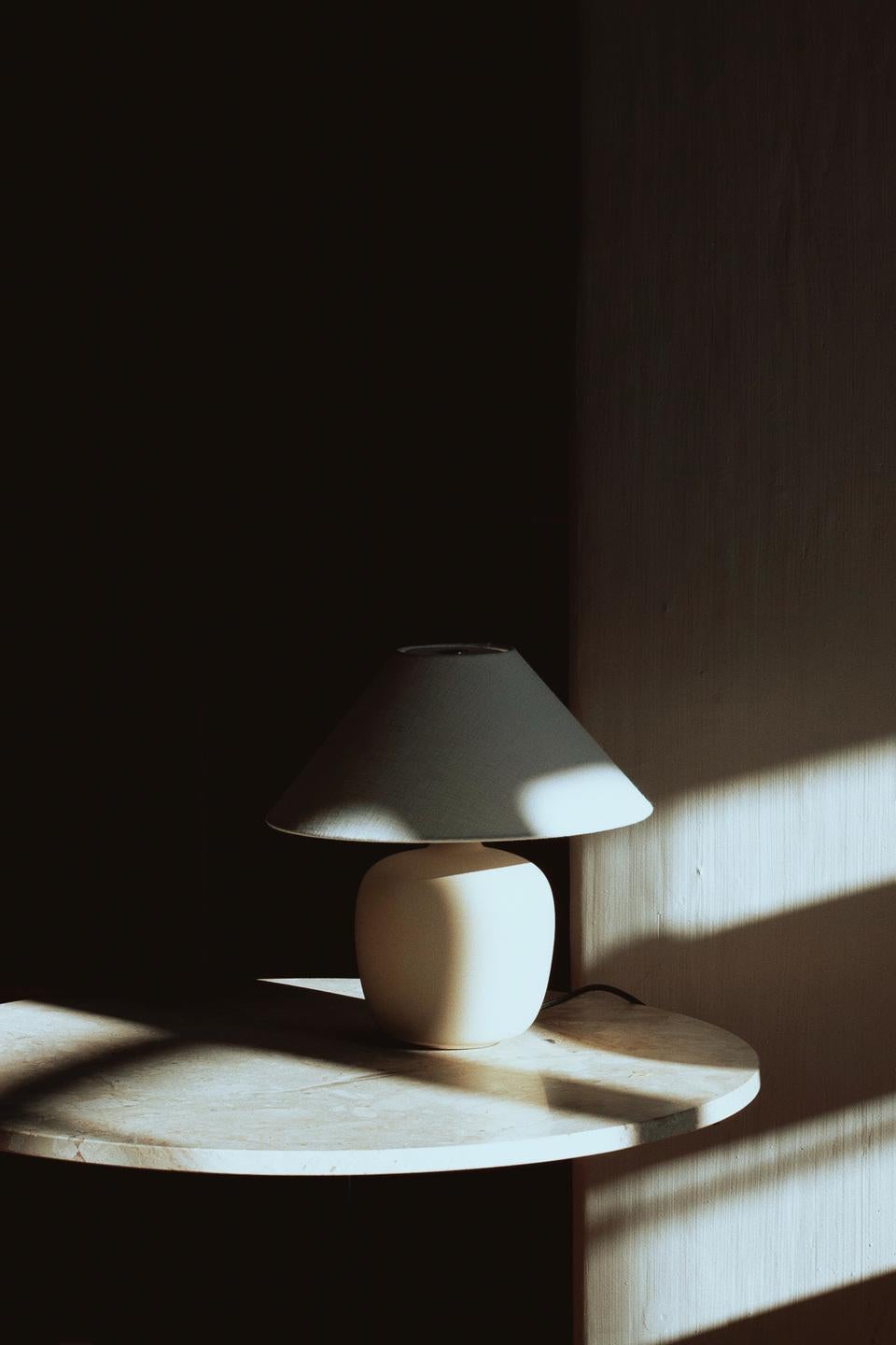 Lampe à poser Torso, Off-White, en céramique/lin par By Lassen pour Audo en vente 1