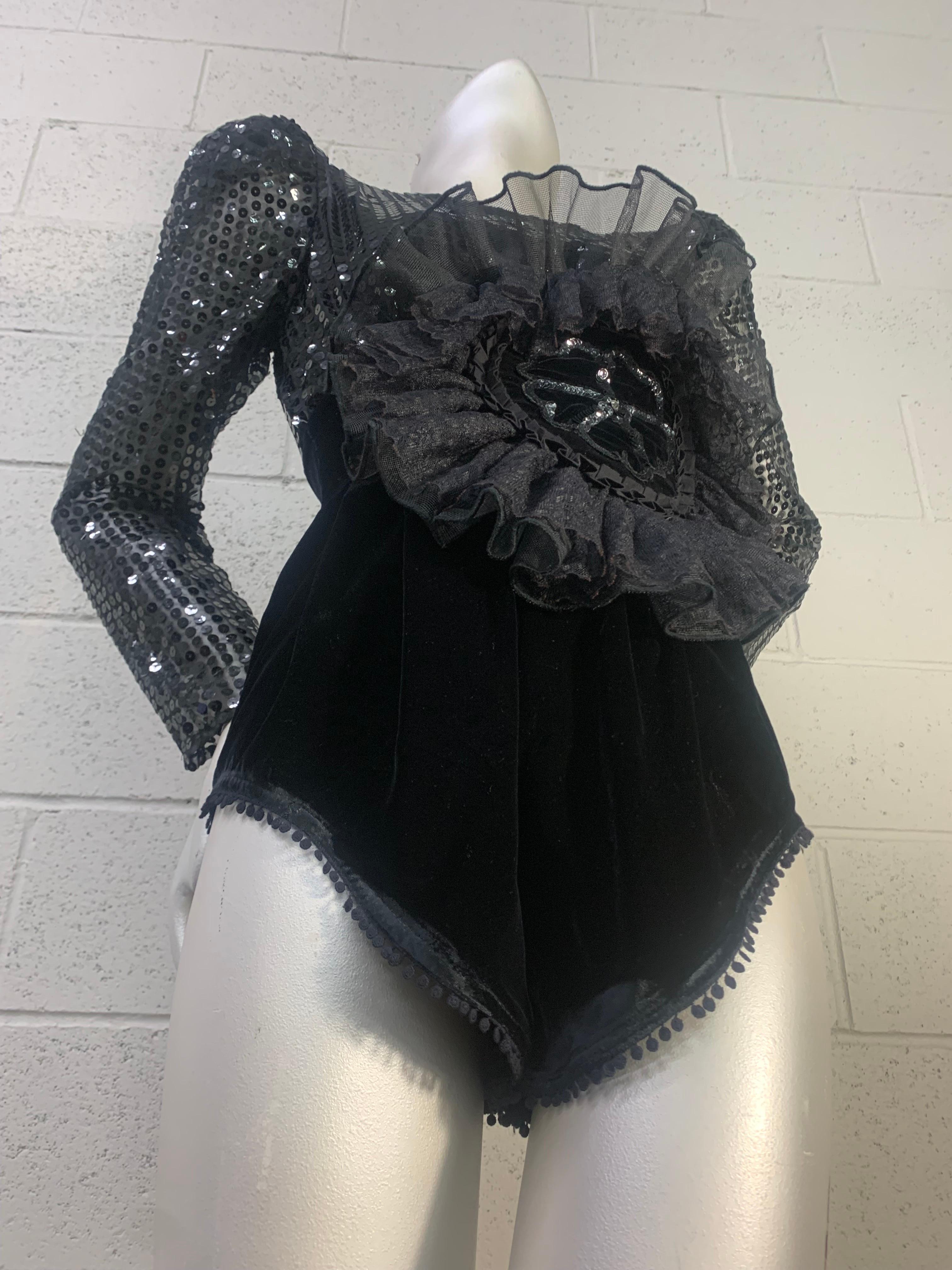 Torso Vintages Schwarz Samt & Pailletten Formal Playsuit w Organza & Lace Corsage: Gepolsterte, strukturierte Schultern, ein Kummerbund in der Taille und eine dramatische Blütenkorsage machen diesen sexy Playsuit cocktailtauglich!  Reißverschluss