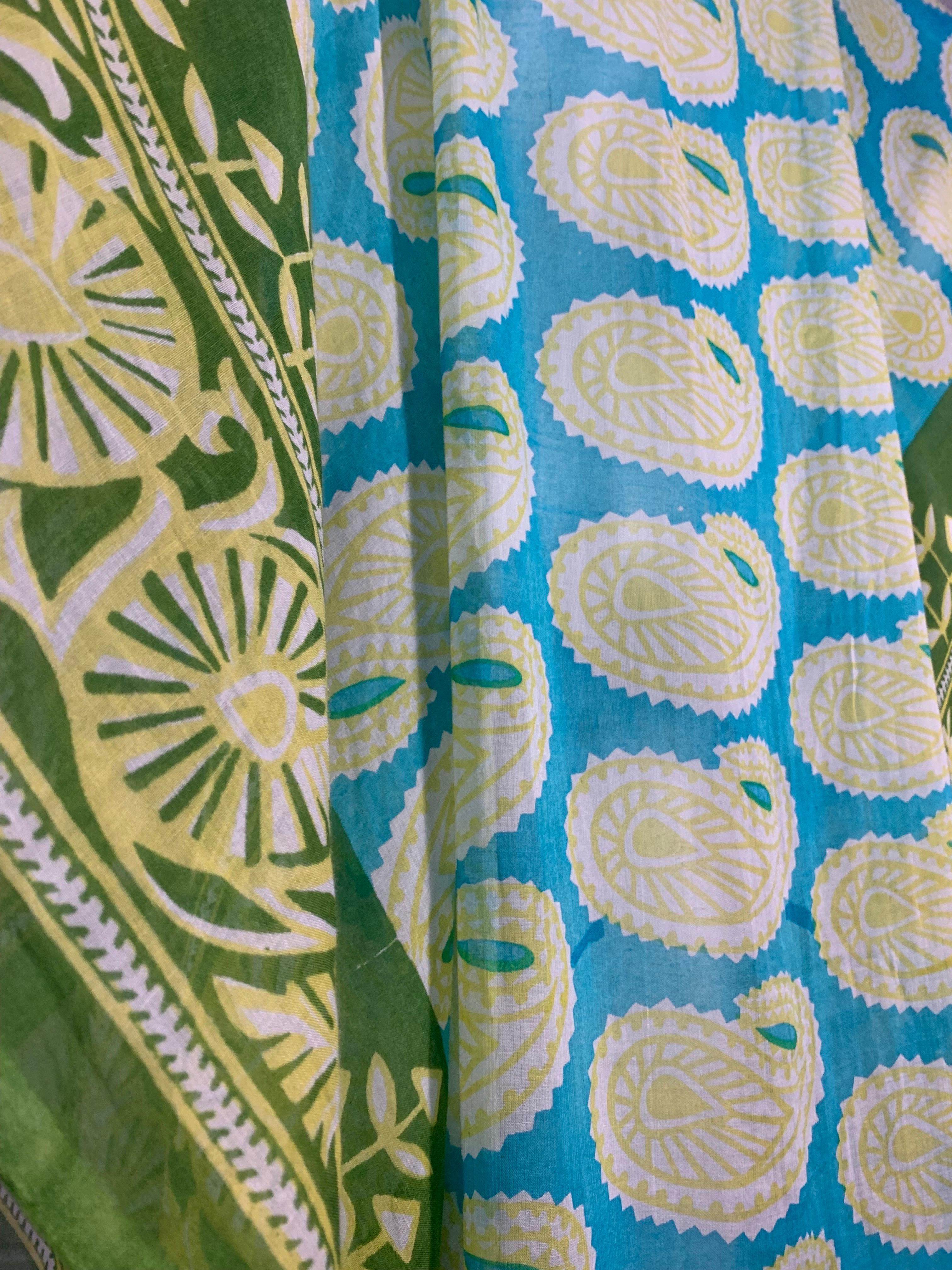 Torso Vintages Caftan à motifs turquoise bordé de vert avec pompon à l'avant  en vente 6