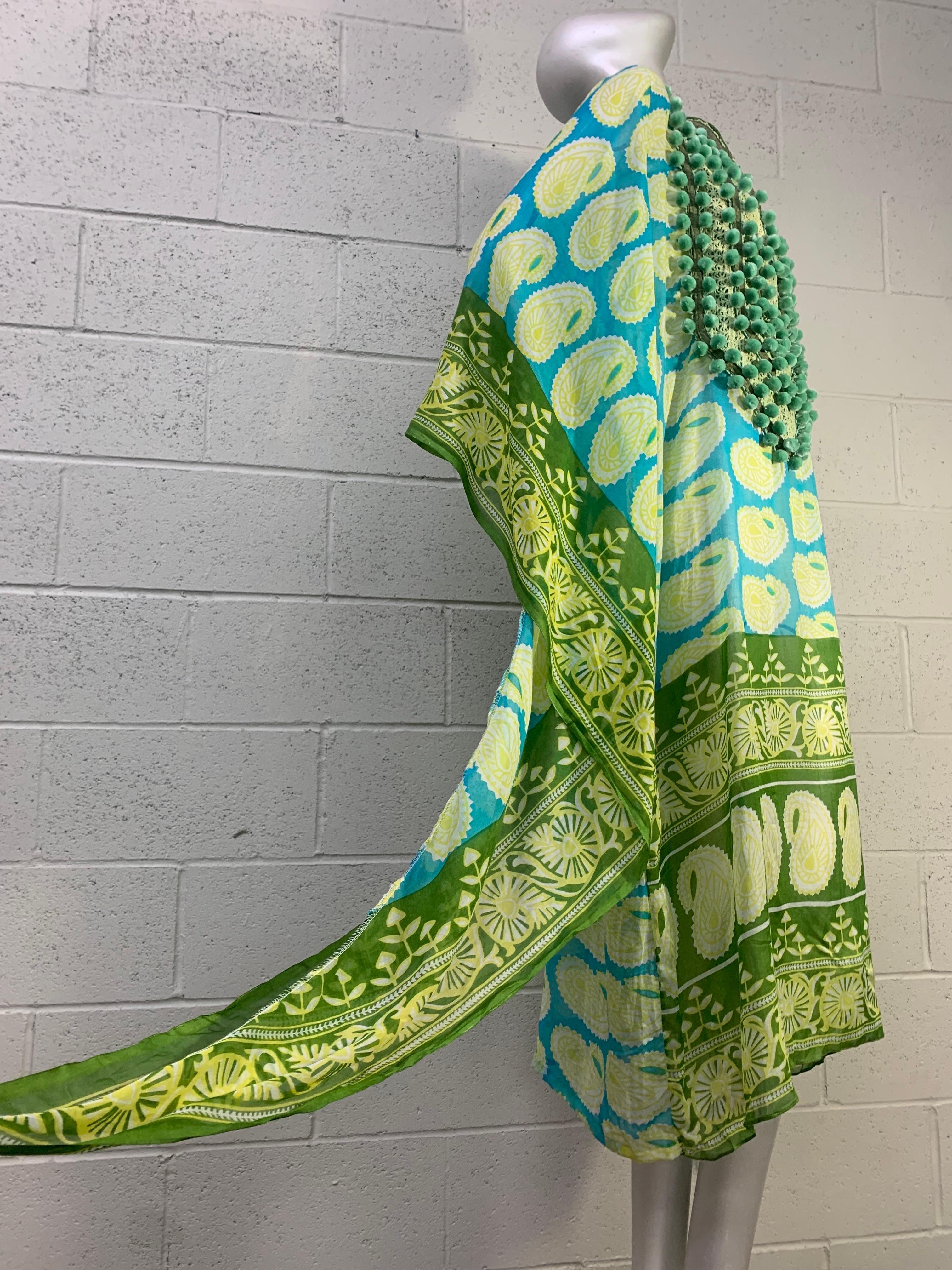 Torso Vintages Caftan à motifs turquoise bordé de vert avec plastron à pompon :  Silhouette complète 
 avec des manches d'ange construites à partir d'un tissu de sari vintage. Ce bavoir richement détaillé utilise du crochet céladon ainsi qu'une