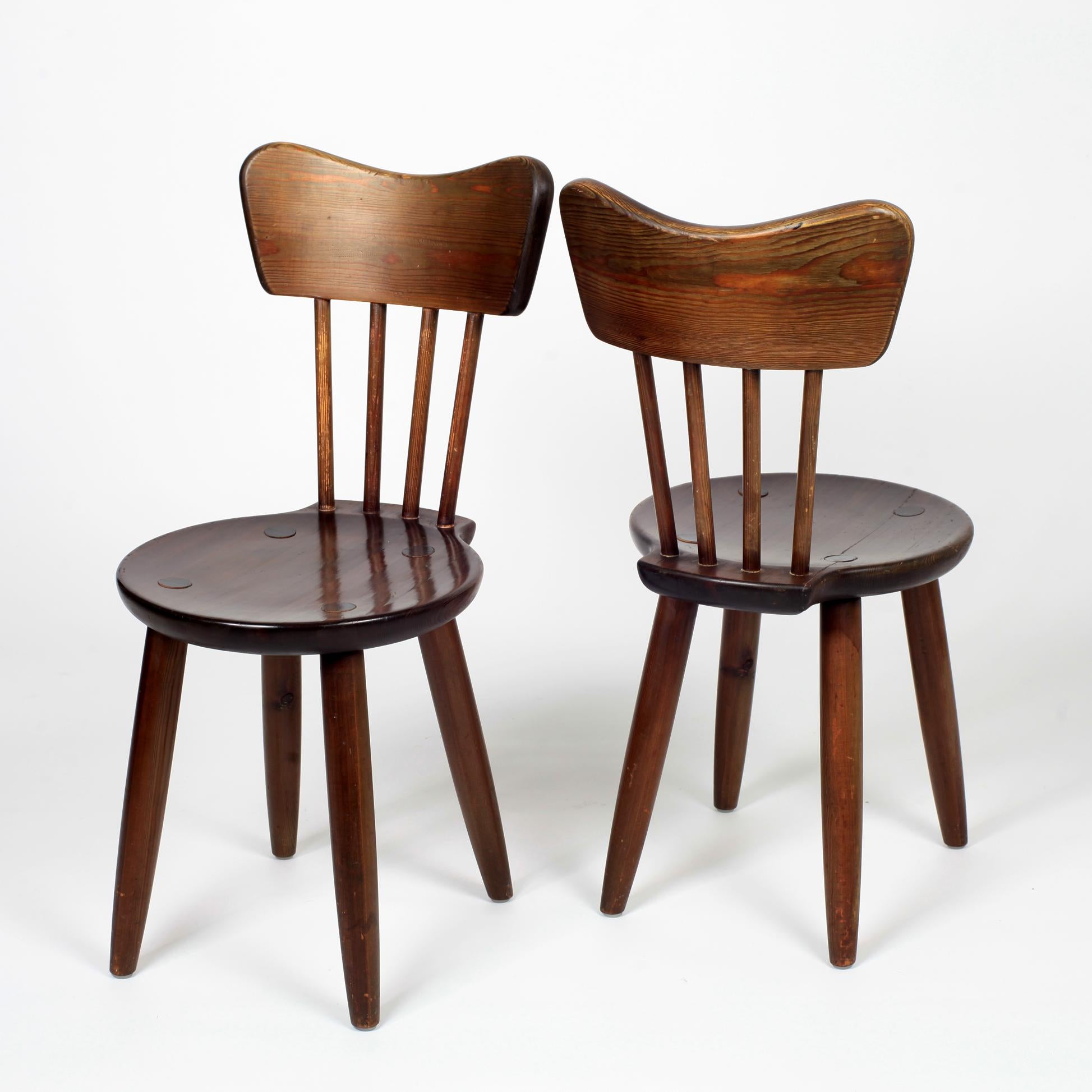 Set of 2 Brutalist stained pine wood dining chairs by Torsten Claeson for Steneby Hemslöjdsförening, 1930, Sweden.
Nice patina.