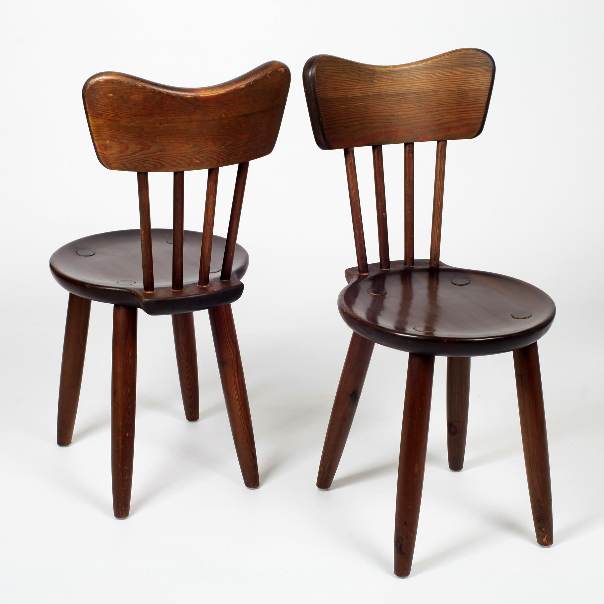Set of 6 Brutalist stained pine wood dining chairs by Torsten Claeson for Steneby Hemslöjdsförening, 1930, Sweden.
Nice patina.