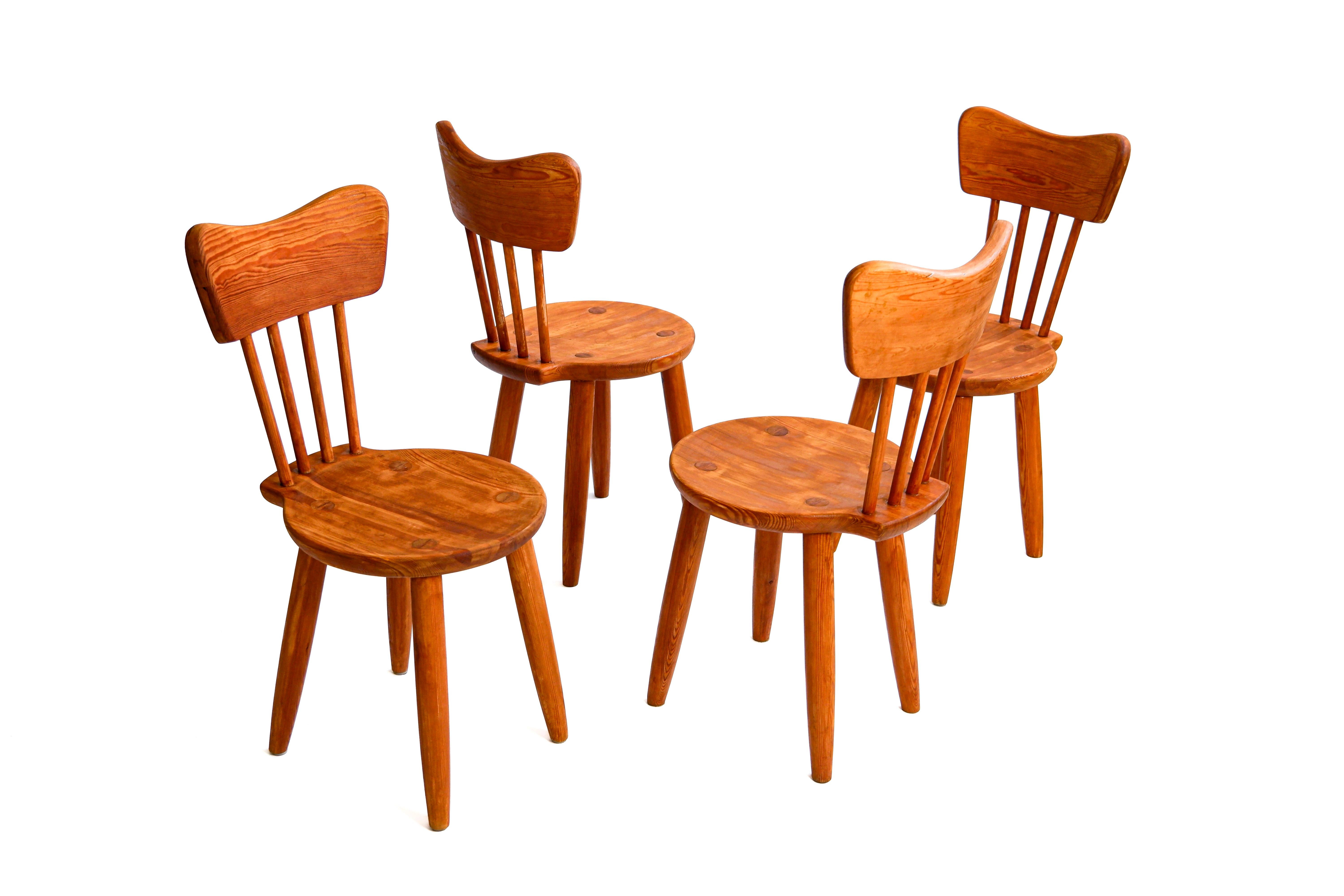 Rare série de chaises conçues par Torsten Claesson pour Steneby Hemslöjd en Suède vers 1940. Les chaises sont fabriquées en pin massif avec une très belle patine. Très bon état. Torsten Claesson est, avec Axel Einar Hjorth, l'un des créateurs les