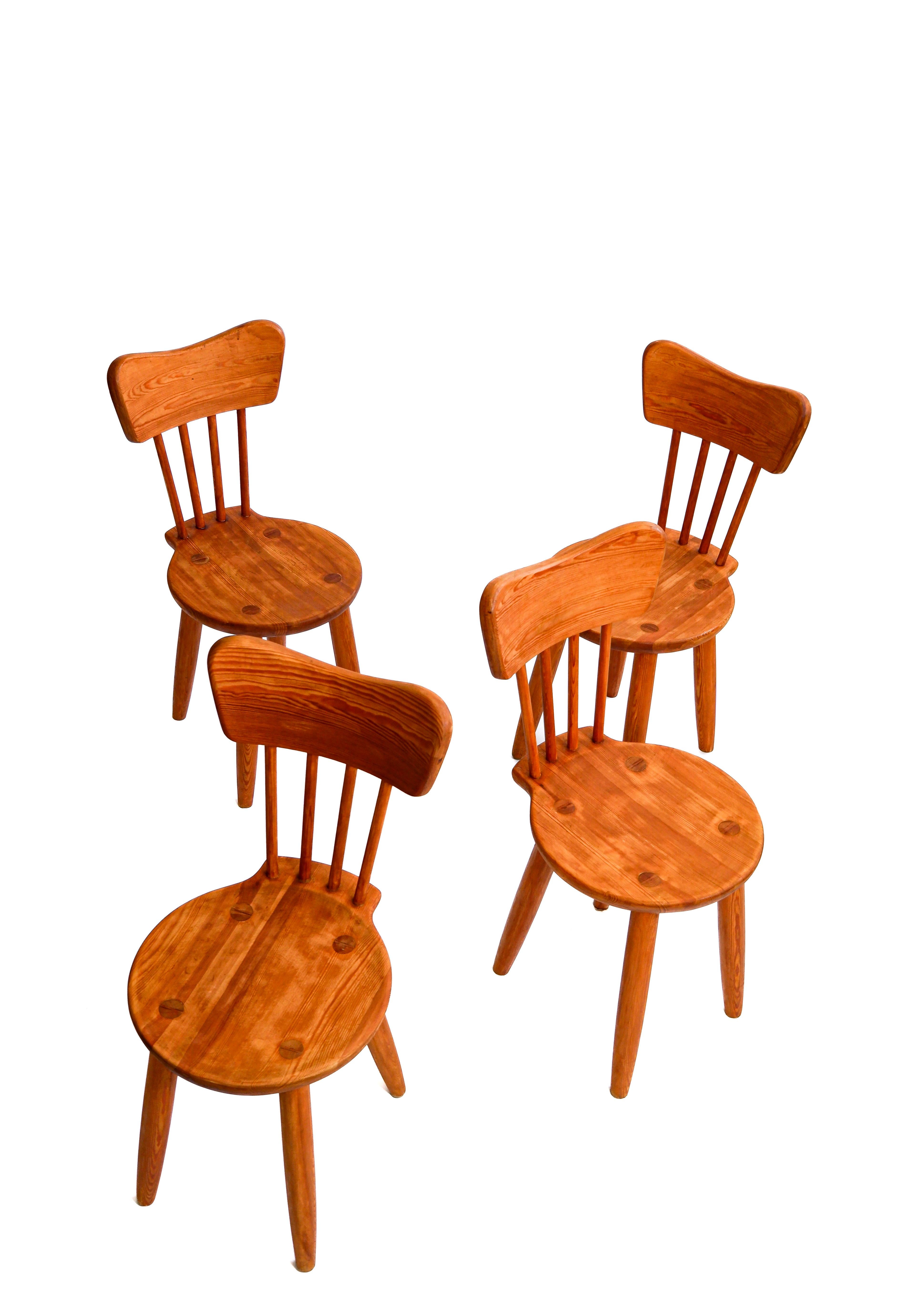 Suédois Ensemble de 4 chaises Torsten CIRCA par Steneby Hemslöjd, Suède vers 1940. en vente