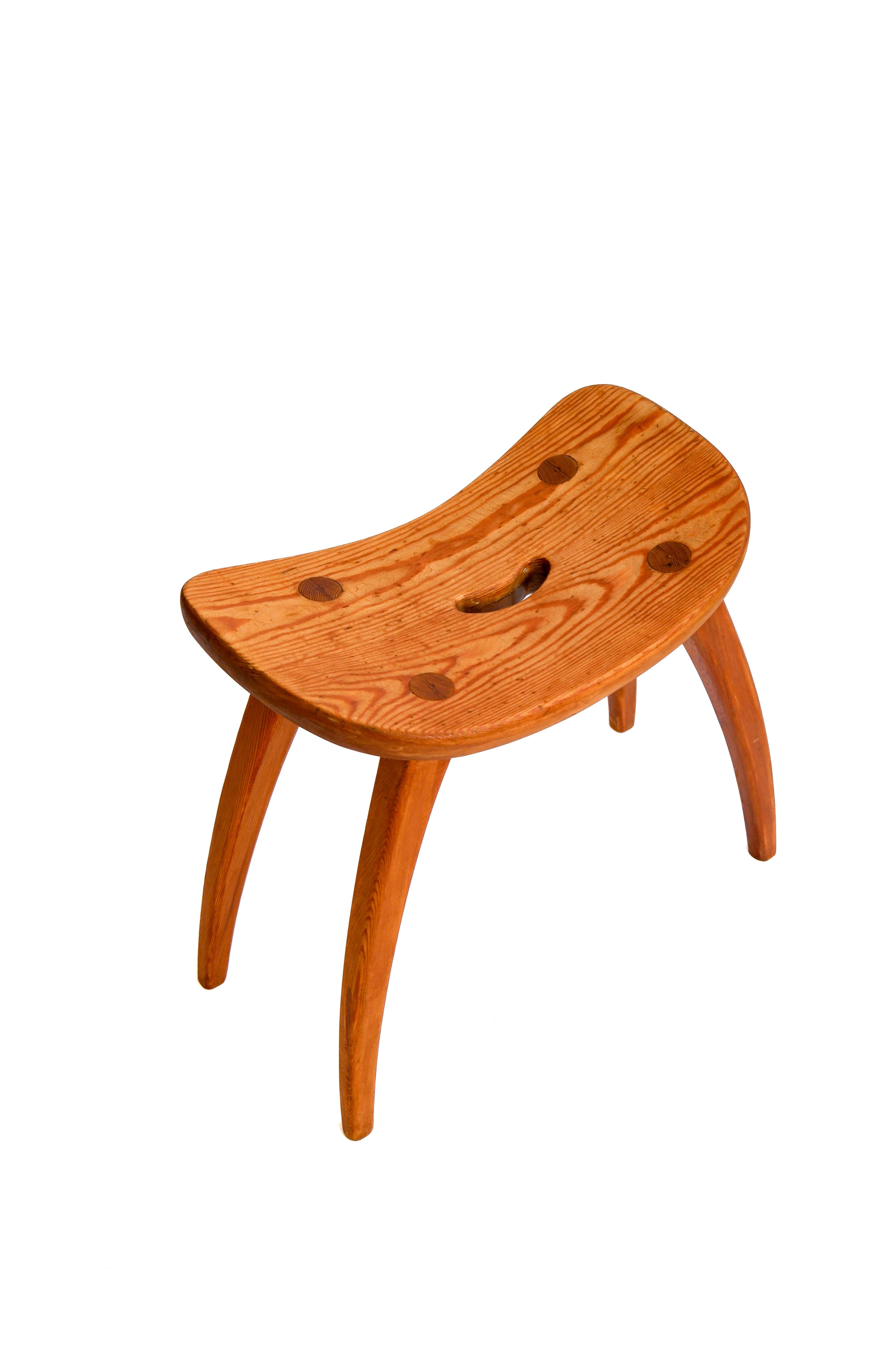 Tabouret Torsten Condit en forme de dent très inhabituelle ! en pin massif, très bon état. Torsten Claesson est l'un des principaux designers du mouvement scandinave de la deuxième partie du siècle, aux côtés d'Alvar Aalto, Axel Einar Hjorth ou