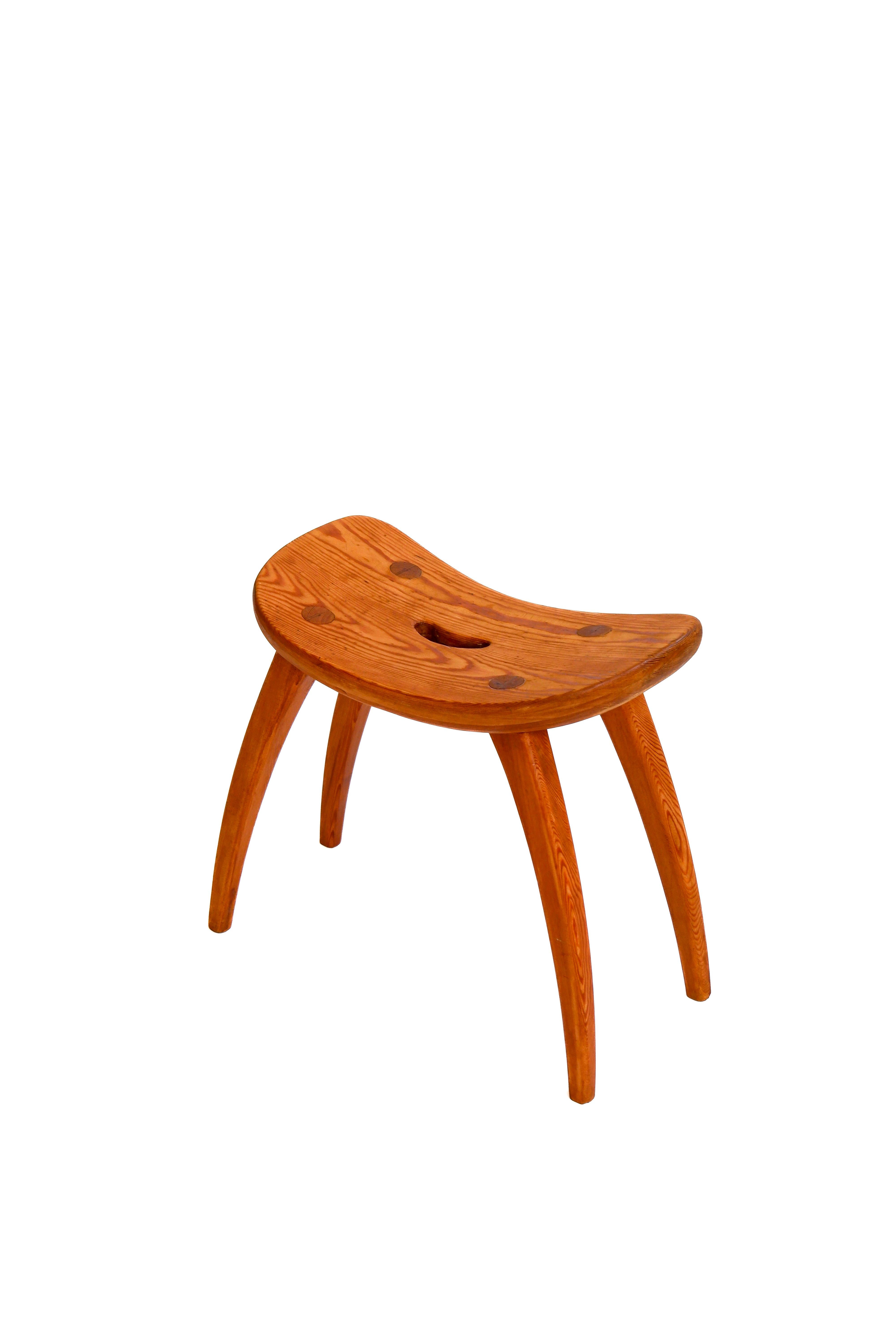 Scandinave Tabouret Torsten Claesson en pin, Suède vers 1950. en vente