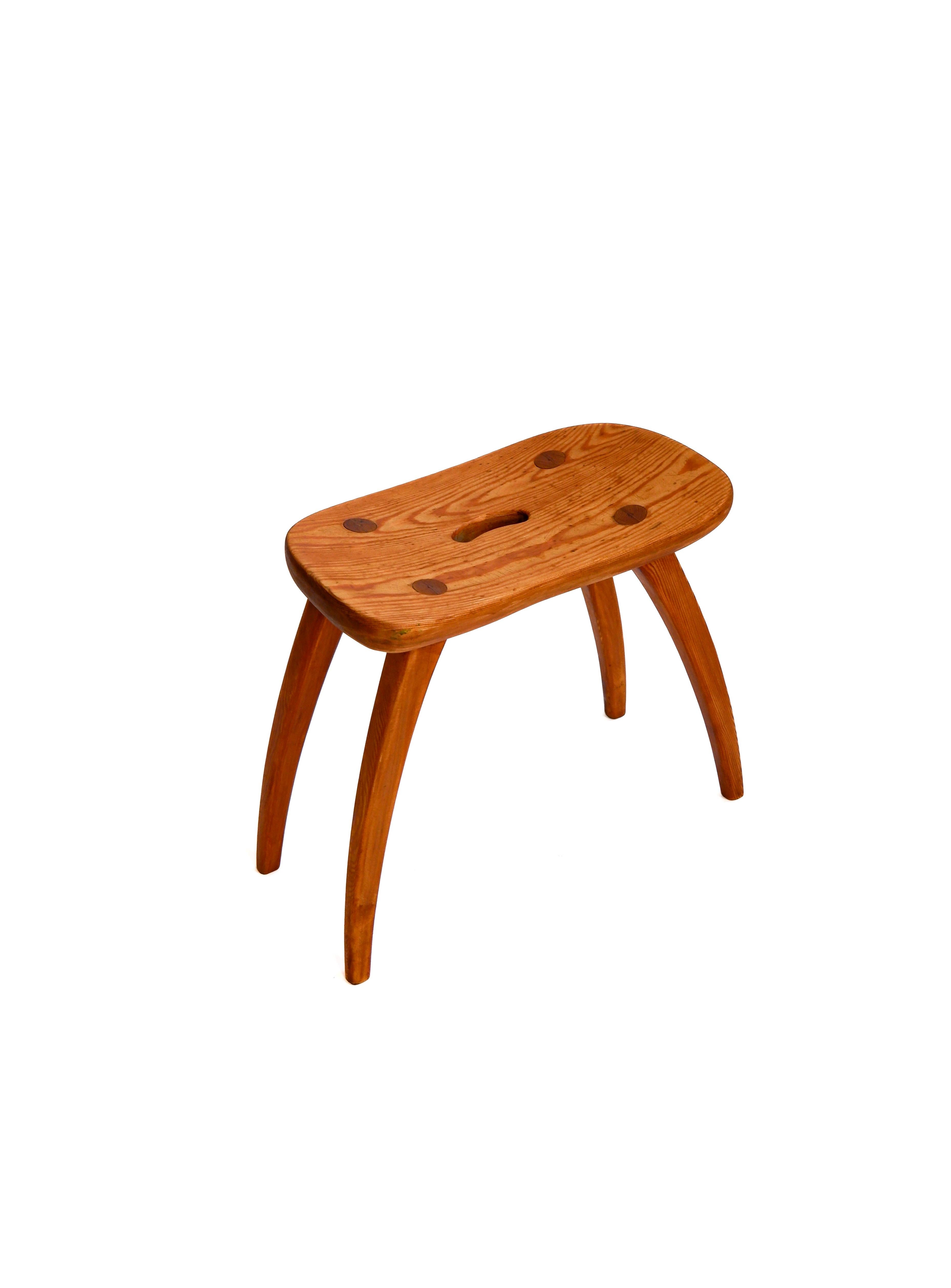 Pin Tabouret Torsten Claesson en pin, Suède vers 1950. en vente