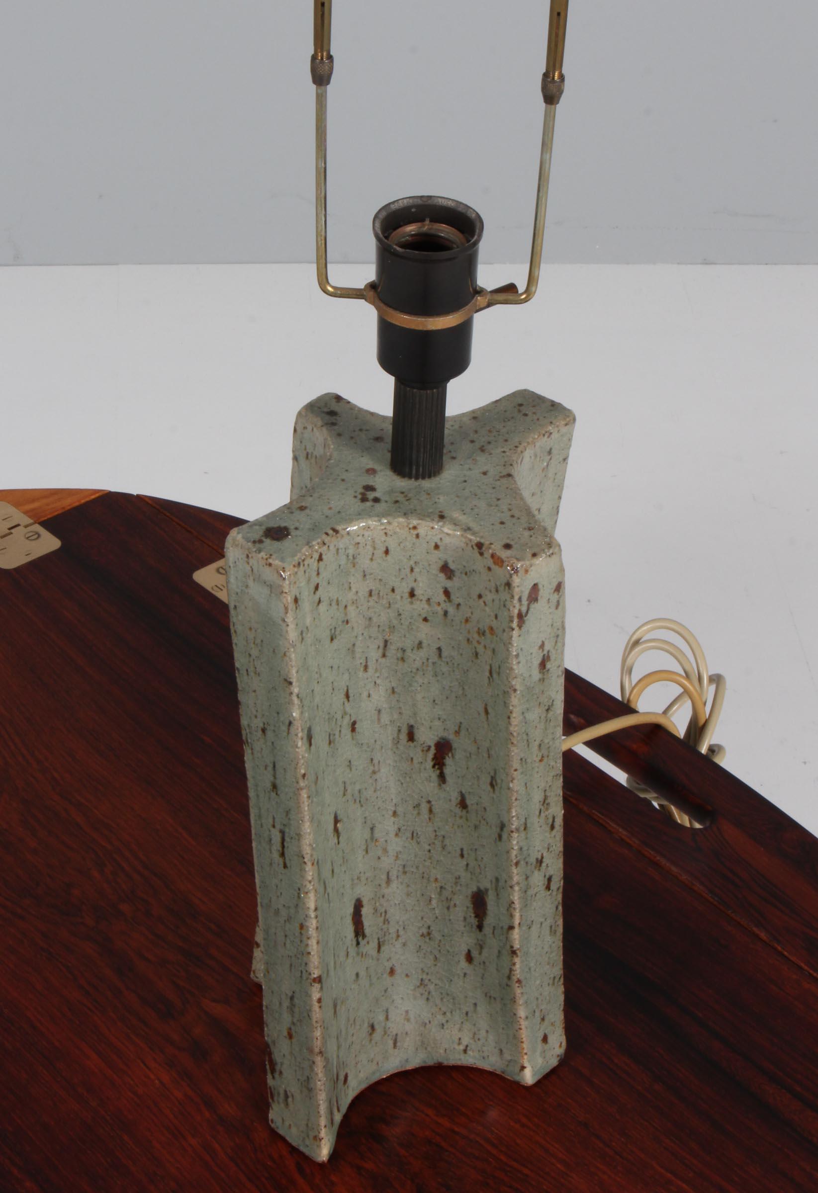 Tischlampe aus glasiertem Steingut von Torsten Mosumgaard, hergestellt in Dänemark.