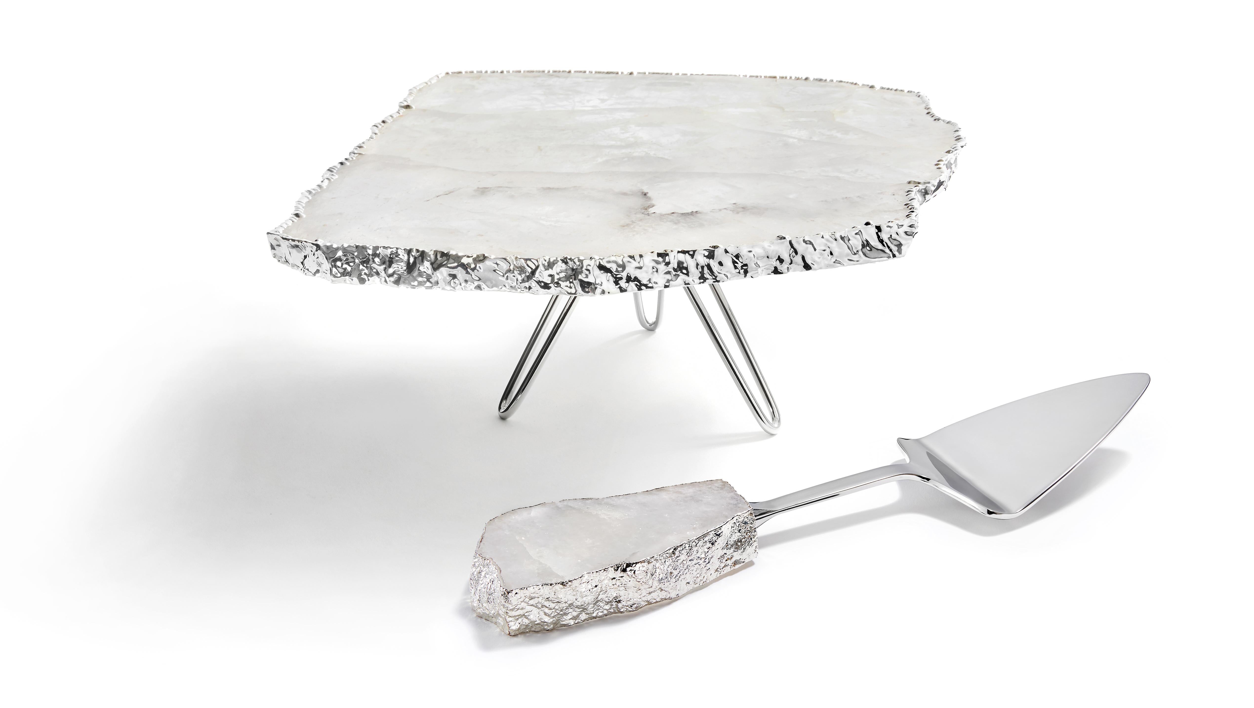Our Torta Cake Servers elevate the serving experience.  Paired with our Torta Cake Platters, even the humblest of cakes seems precious when offered by our matching Cake Servers.  Made of crystal, with pure silver electroplated edges, and a stainless