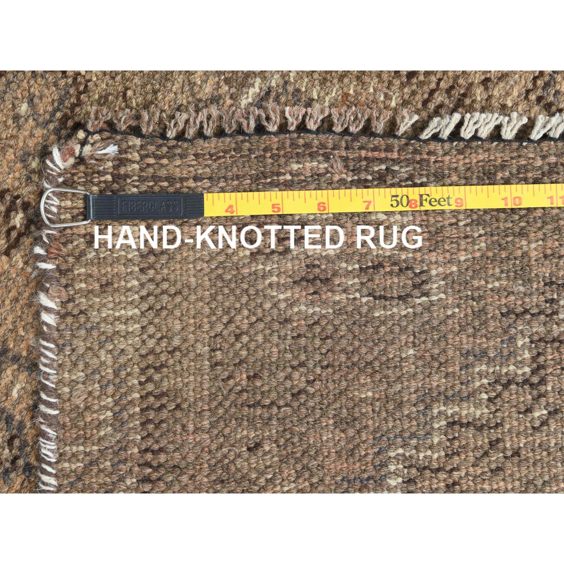 Tortilla Brauner handgeknüpfter, halb antiker, persischer, getragener Daunenteppich aus reiner Wolle (Mitte des 20. Jahrhunderts) im Angebot