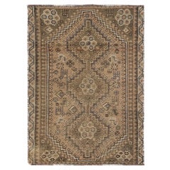 Tapis persan semi-ancien en pure laine marron tortue noué à la main Shiraz porté