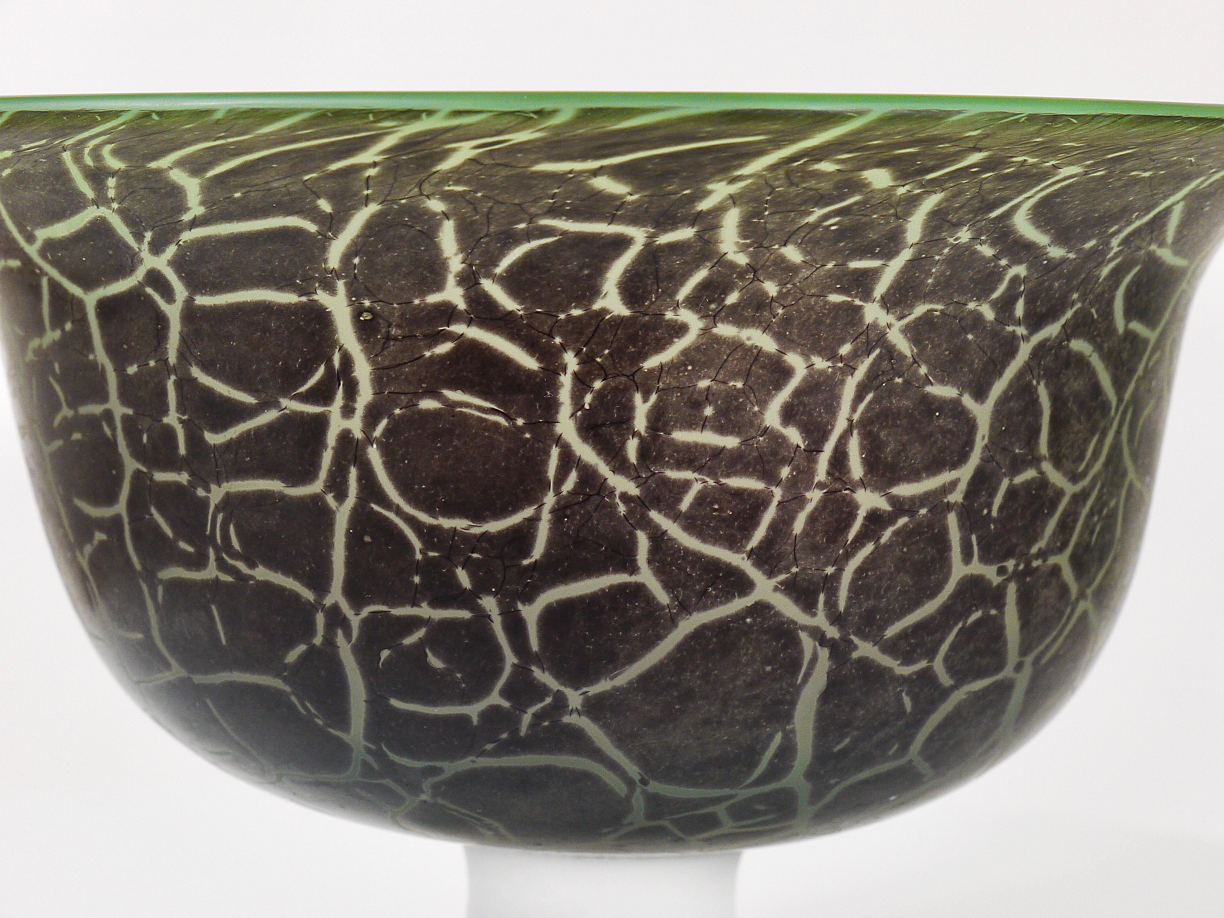 Tortoise Art Glass Bowl by Ulrica Hydman Vallien, Kosta Boda, Sweden, 1980s In Good Condition For Sale In Vienna, AT