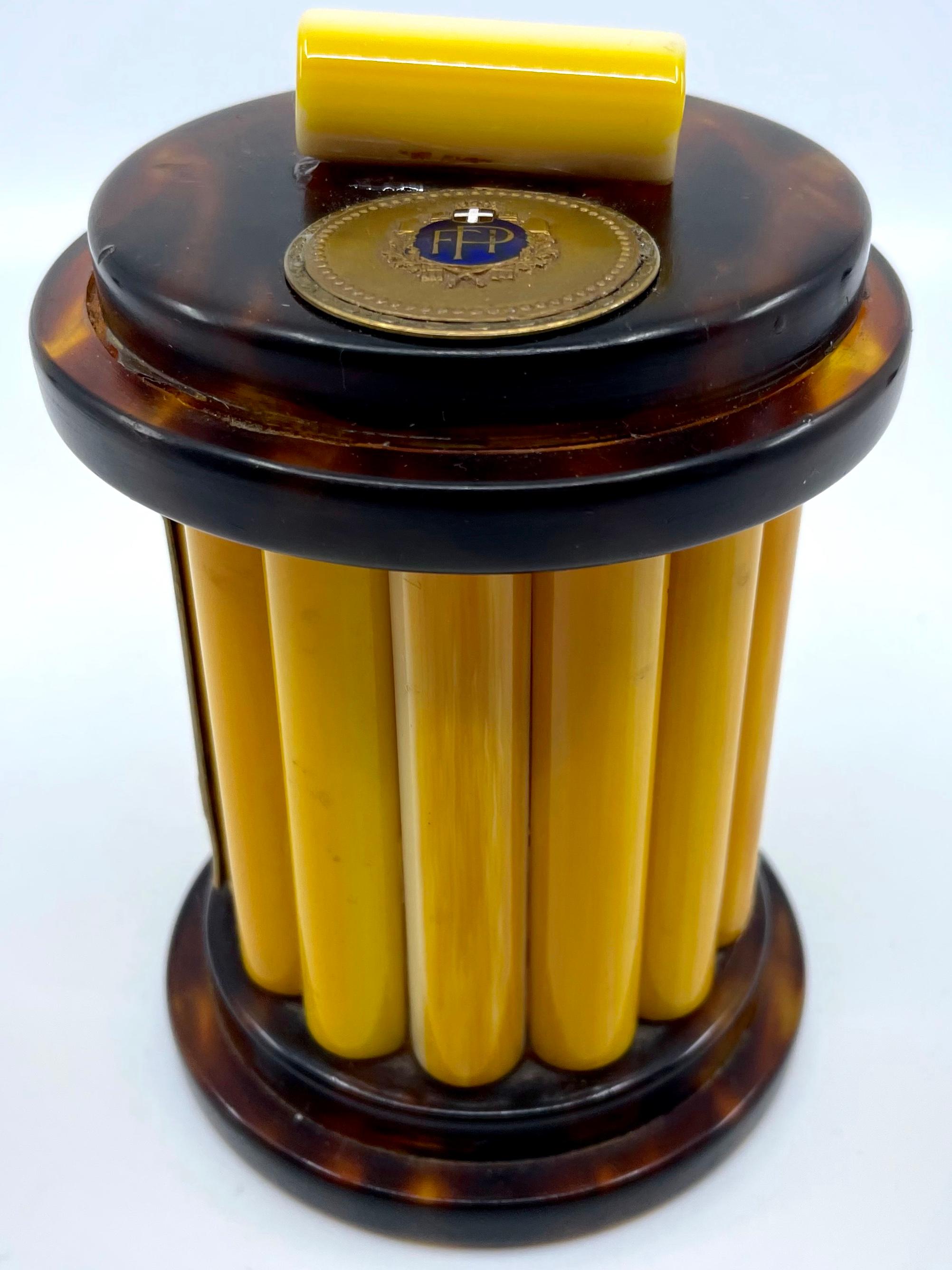 Caja de baquelita tortuga. Caja de cigarrillos vintage de los años 30 de la Federación Italiana de Boxeo. Pitillera circular de falsa tortuga y baquelita amarilla en forma de fasces atados con tapa que muestra el medallón de la Federazione
