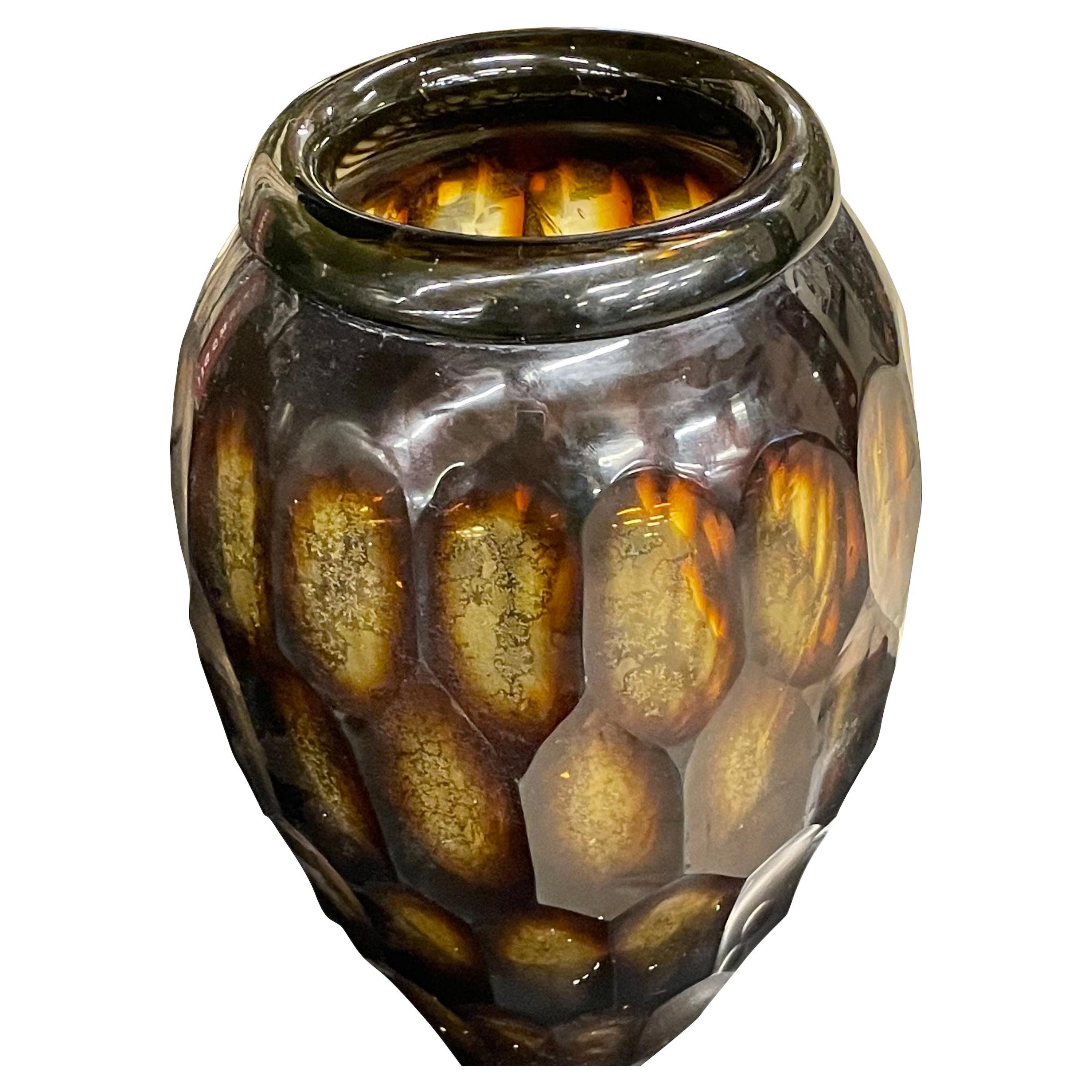 Vase contemporain en verre roumain taillé en prisme.
Couleur tortue. 
Plus grande taille également disponible ( S6221 )
