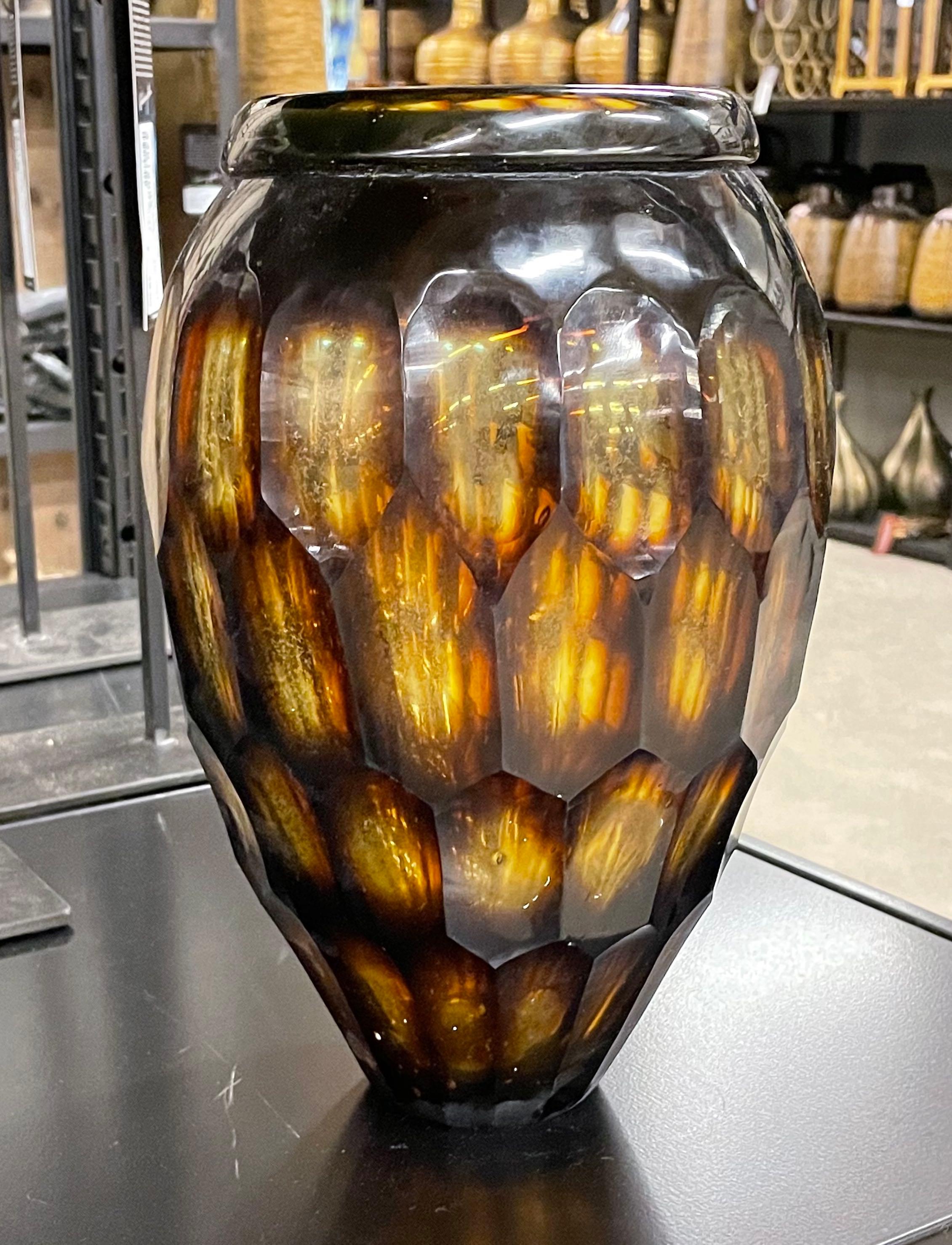 Vase en verre taillé à prisme couleur tortue, Roumanie, Contemporary Neuf - En vente à New York, NY