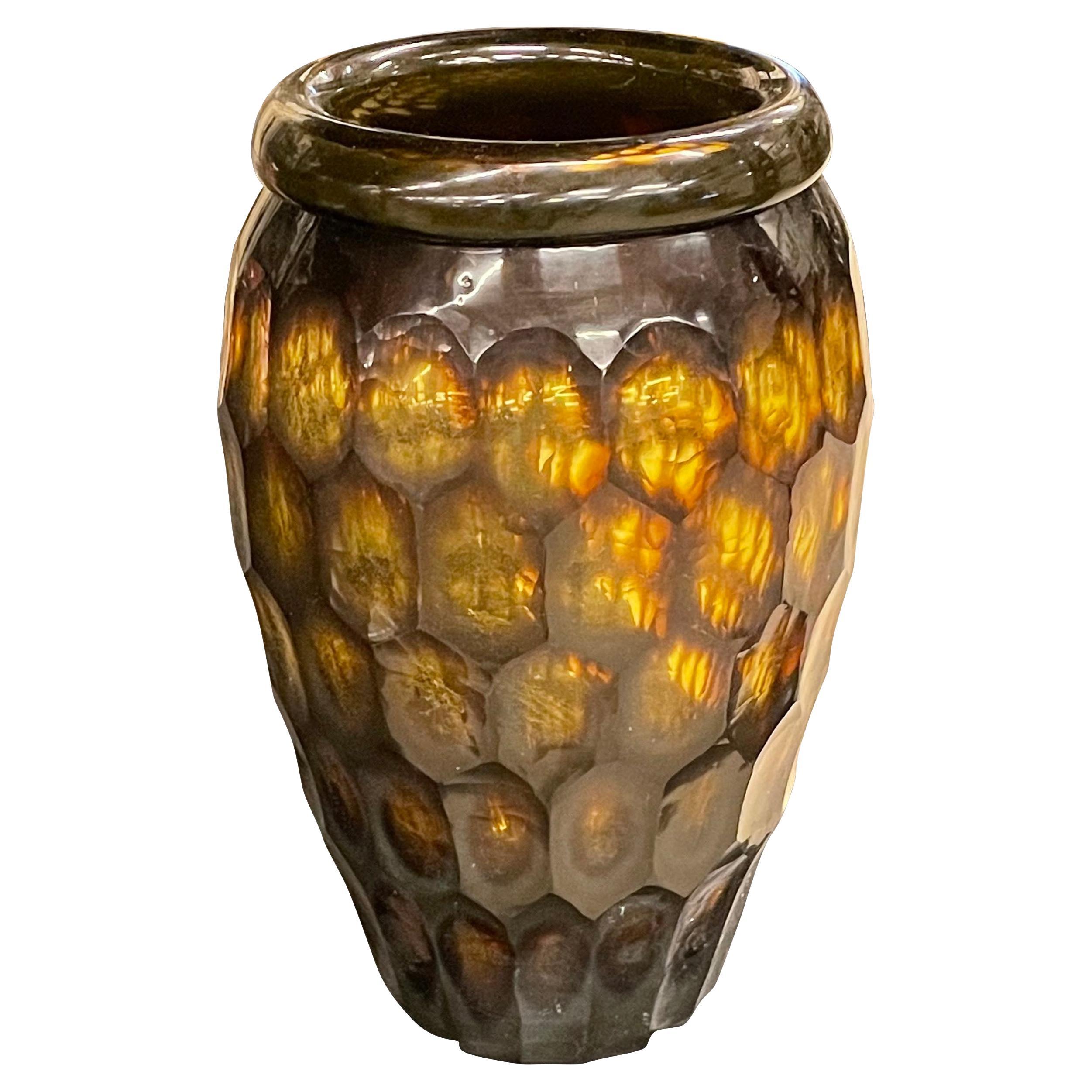 Vase en verre taillé à prisme couleur tortue, Roumanie, Contemporary