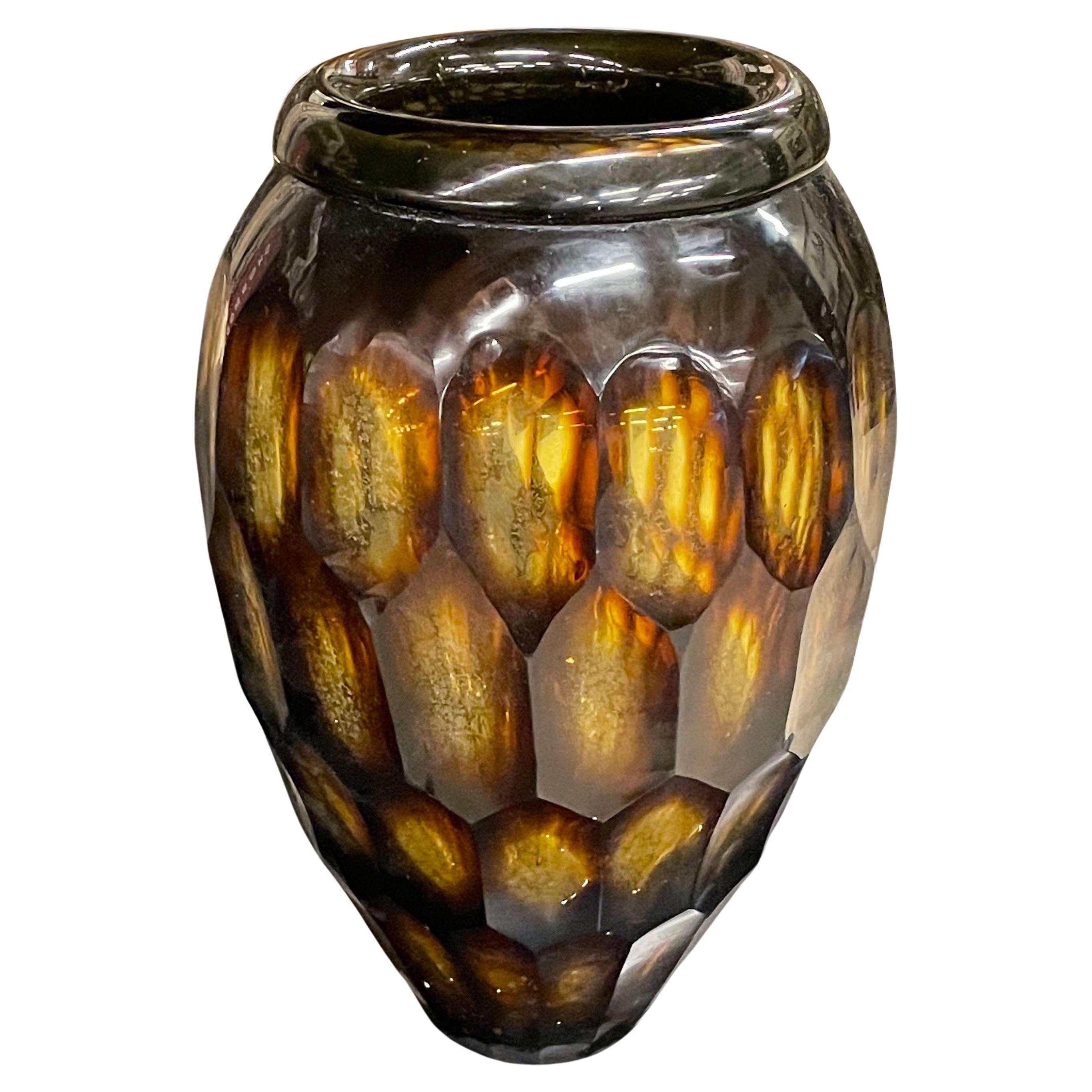 Vase en verre taillé à prisme couleur tortue, Roumanie, Contemporary