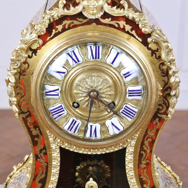 French tortoiseshell-and-brass clock. Gilding and inlay throughout, and topped with stylized cherub.



 
