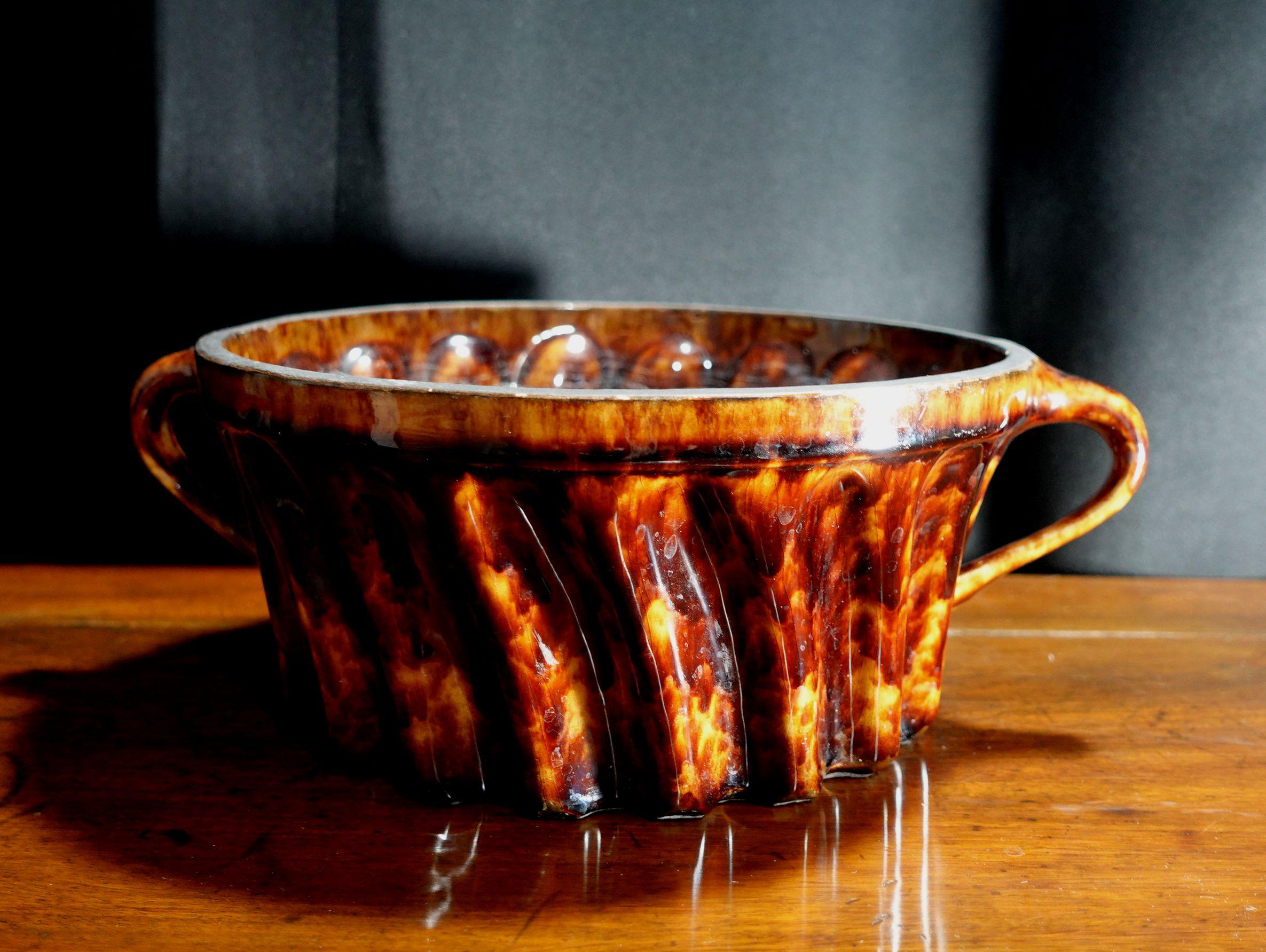 Tortoise shell pattern glass bowl
100% hand-made depicting the pattern of tortoise with bent waving shapes.
Two handles on each side.