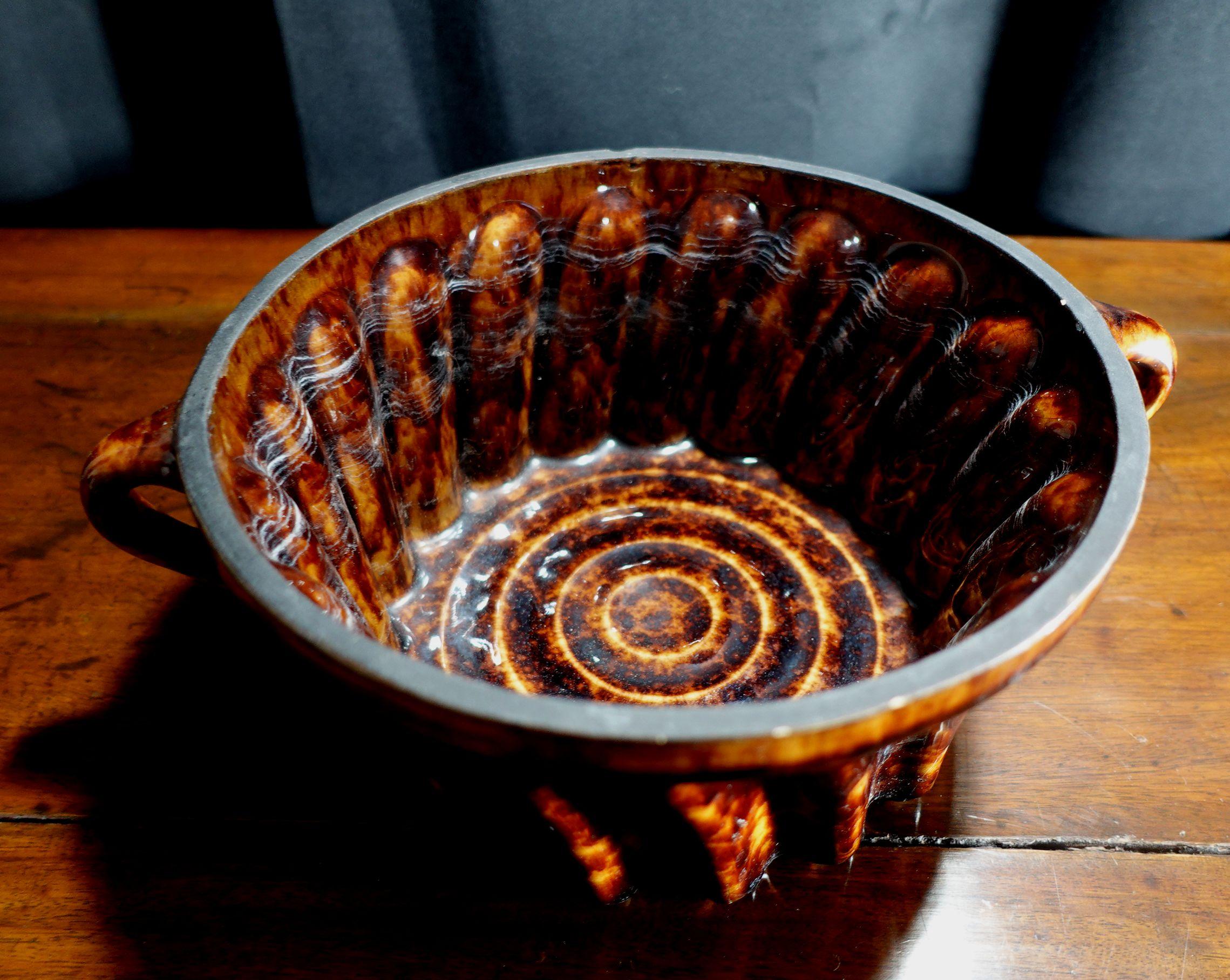 Tortoise Shell Art Glass Bowl, Hand Made, 1900s In Good Condition For Sale In Norton, MA