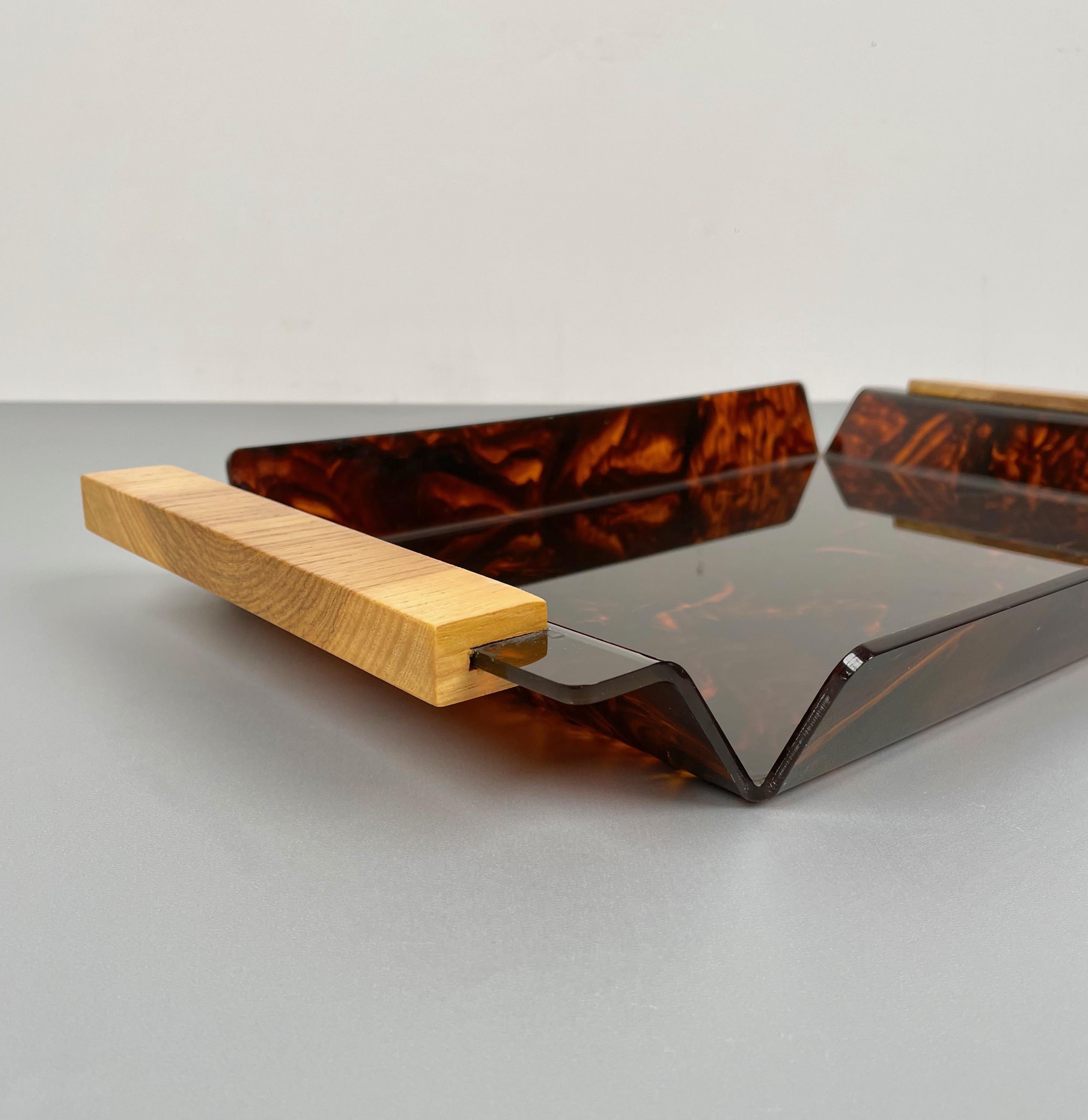 Tortoise Shell Effect Lucite and Wood Serving Tray Centerpiece, Italy, 1970s 5