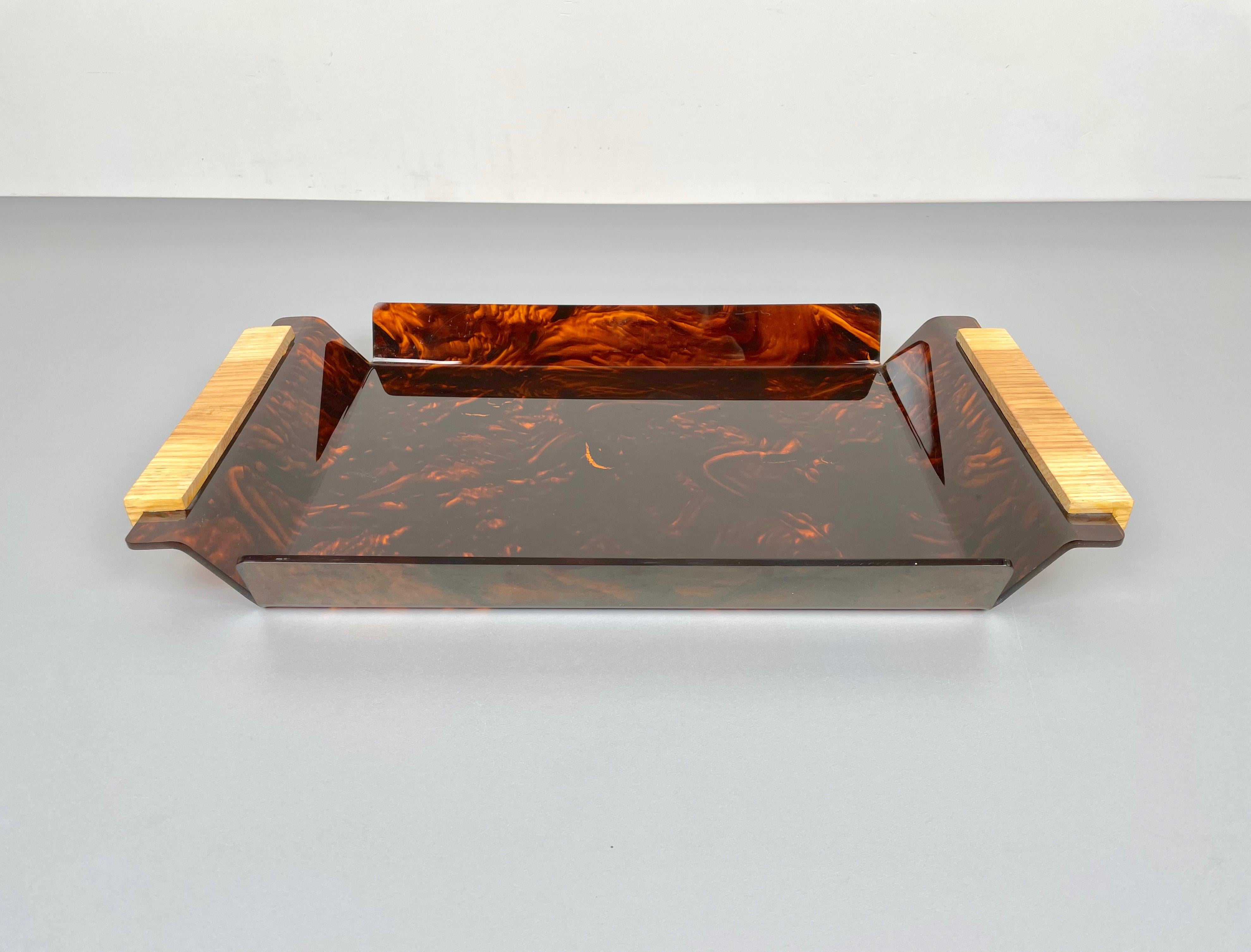 Vintage rectangular serving tray or centerpiece in tortoiseshell-effet lucite and raised handles in wood. Made in Italy in the 1970s.