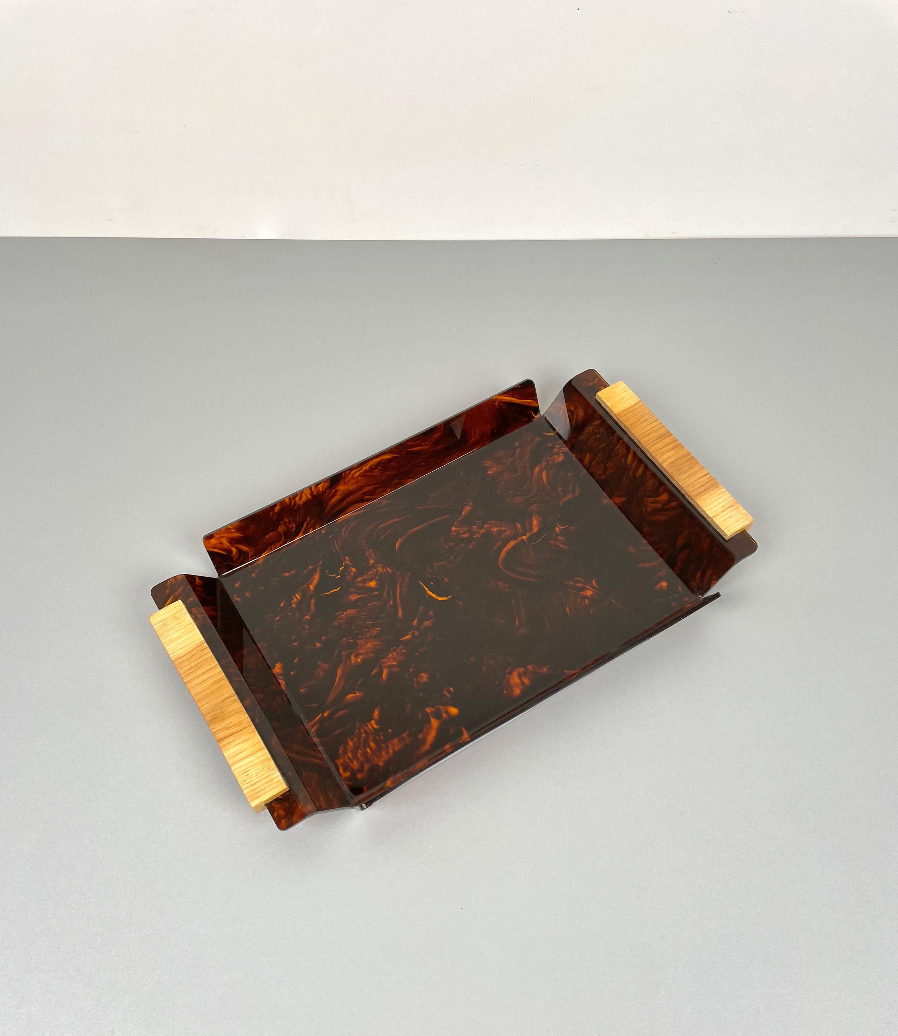 Tortoise Shell Effect Lucite and Wood Serving Tray Centerpiece, Italy, 1970s In Good Condition In Rome, IT