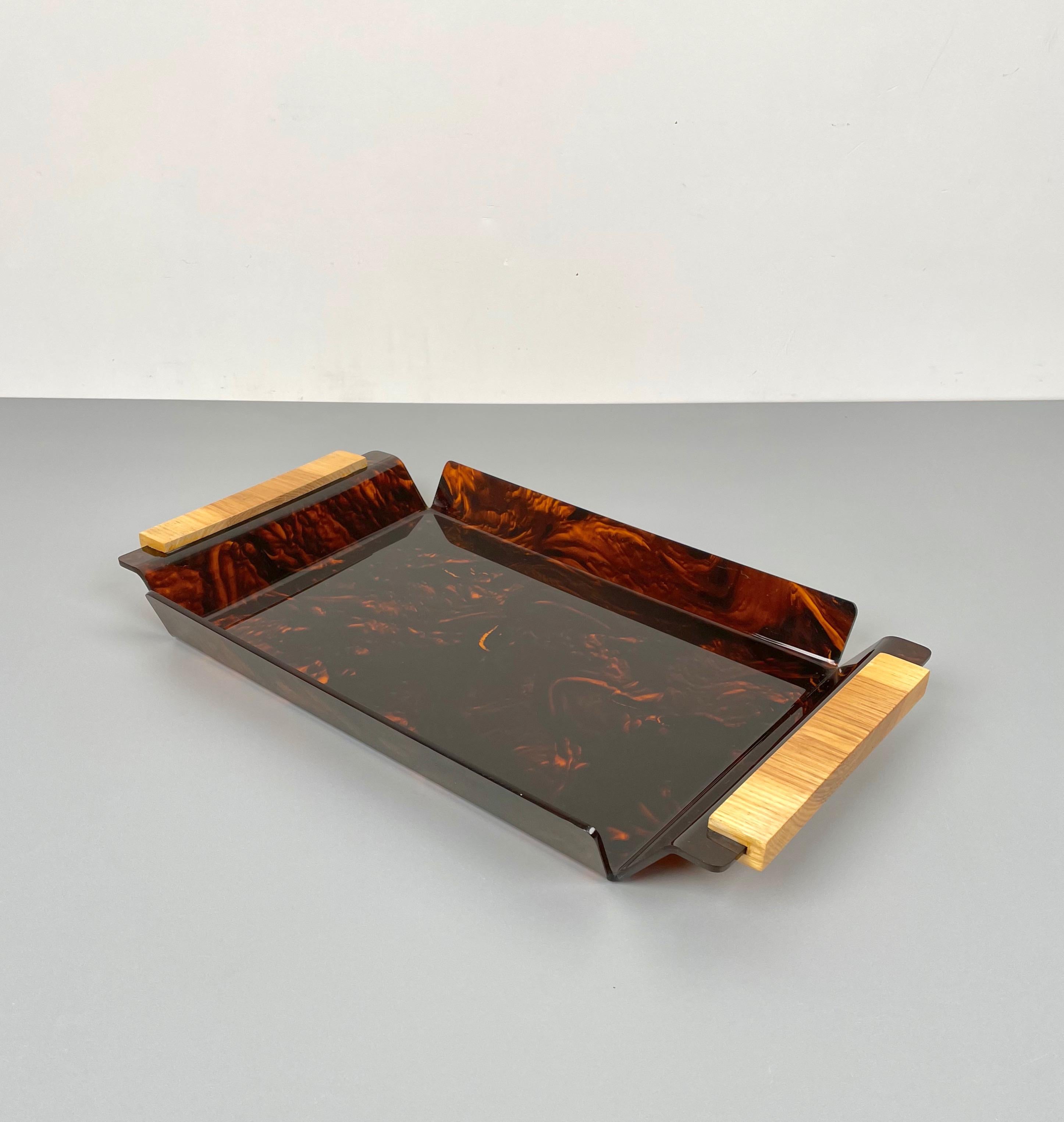 Late 20th Century Tortoise Shell Effect Lucite and Wood Serving Tray Centerpiece, Italy, 1970s