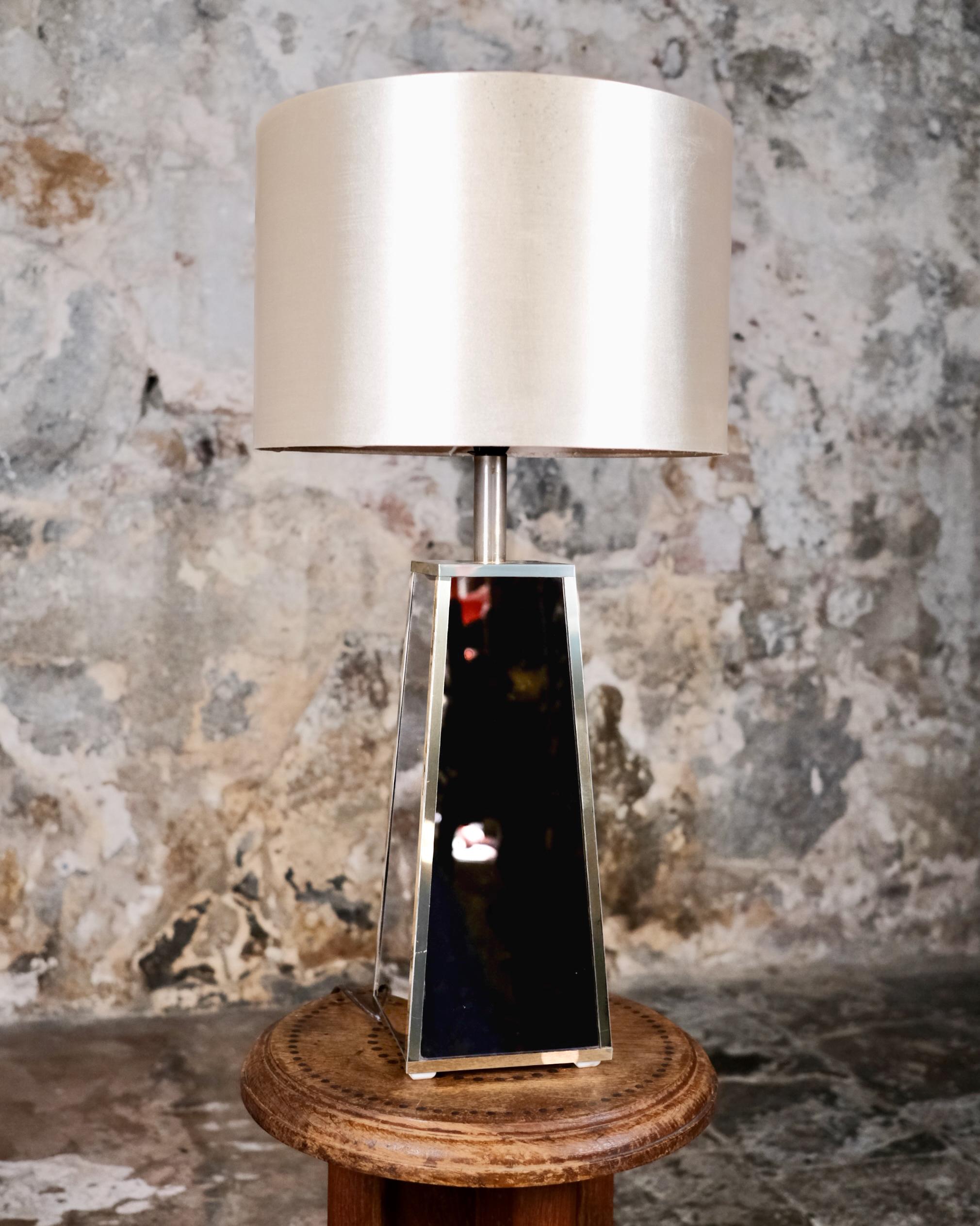 Pretty table lamp in brass lacquered metal and glass, with 