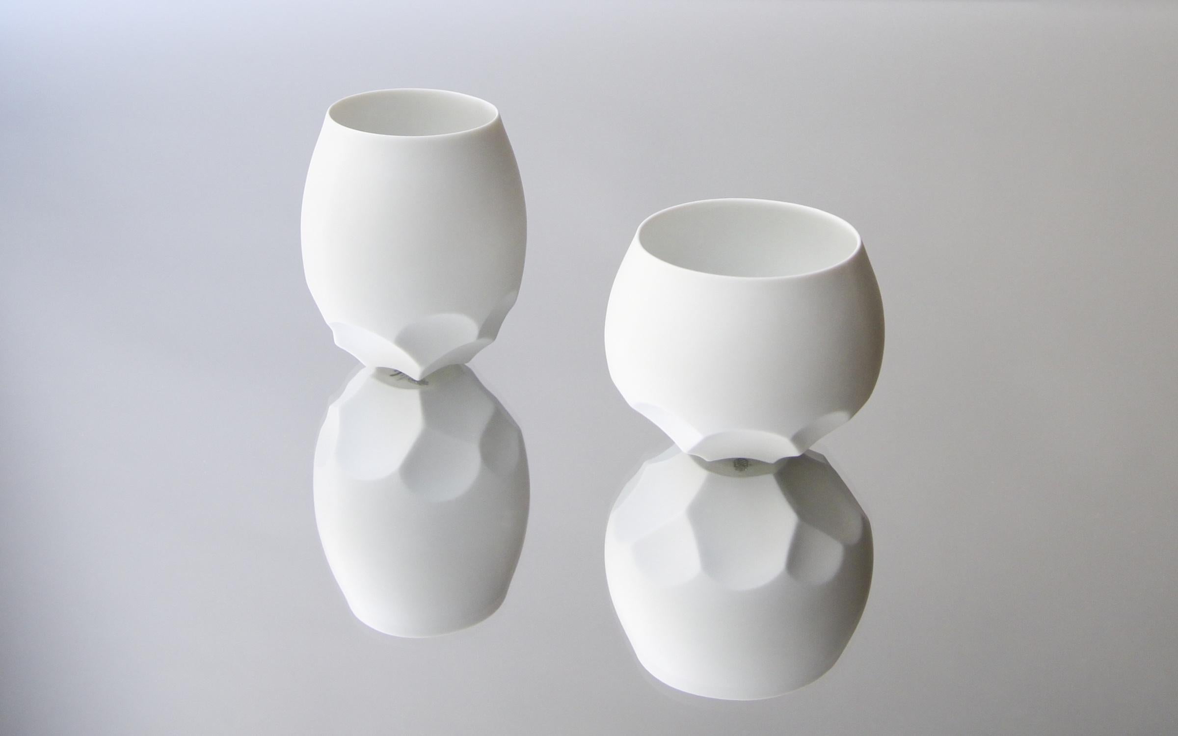 Te ofrecemos un juego de 4 vasos Tortuga de Ted Muehling en porcelana bizcochada blanca pura de Nymphenburg. Son maravillosos como recipientes para beber o como pequeños jarrones. Apto para lavavajillas. Date un capricho de lujo todos los días.