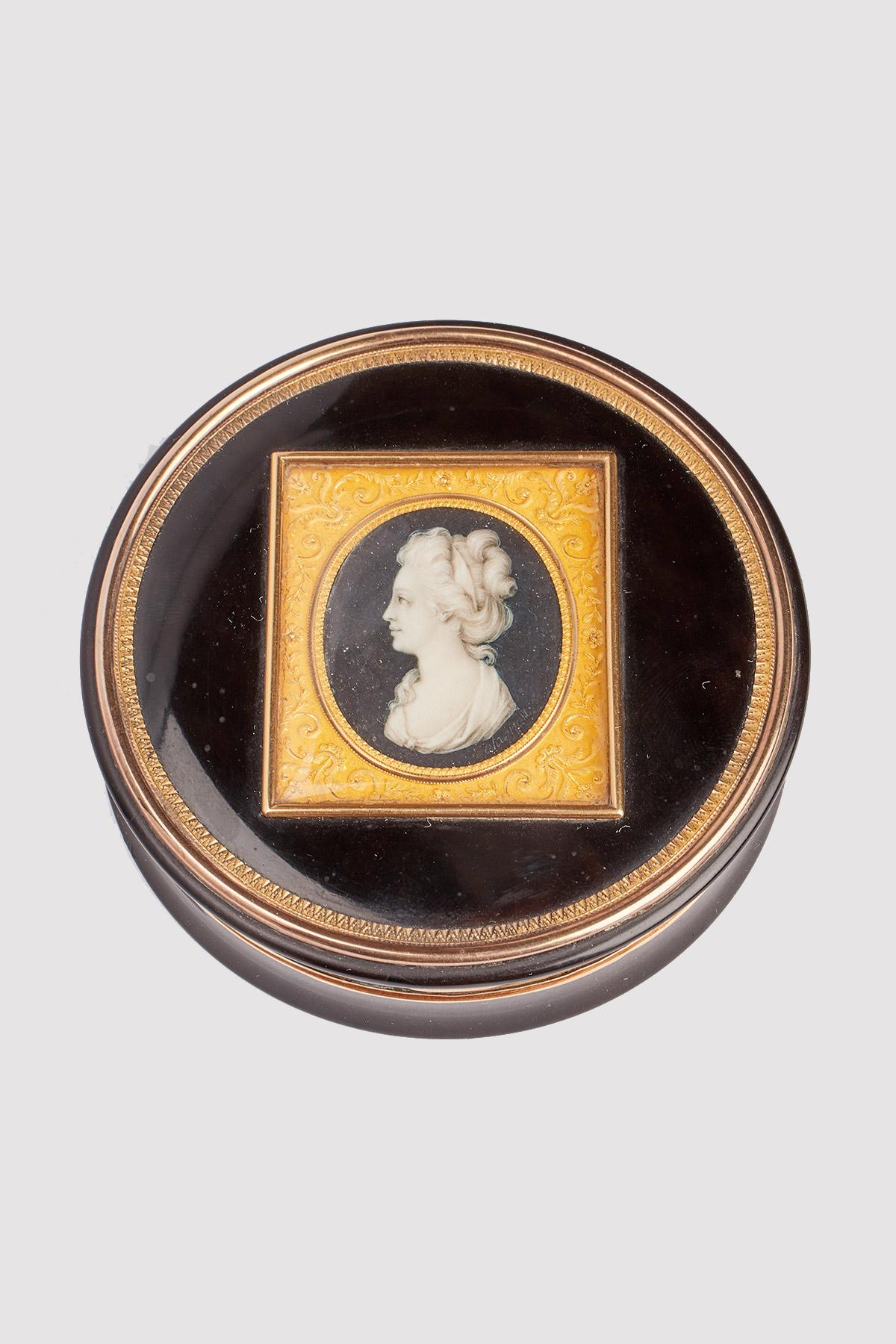 18 K gold and tortoiseshell snuffbox with oval miniature painted on ivory, depicting a woman bust in a square gold frame. Maker marks: Pierre Andrè Montauban. Miniaturist: Pierre Victor Olagnon. France early 19th century. (SHIP TO EU ONLY)