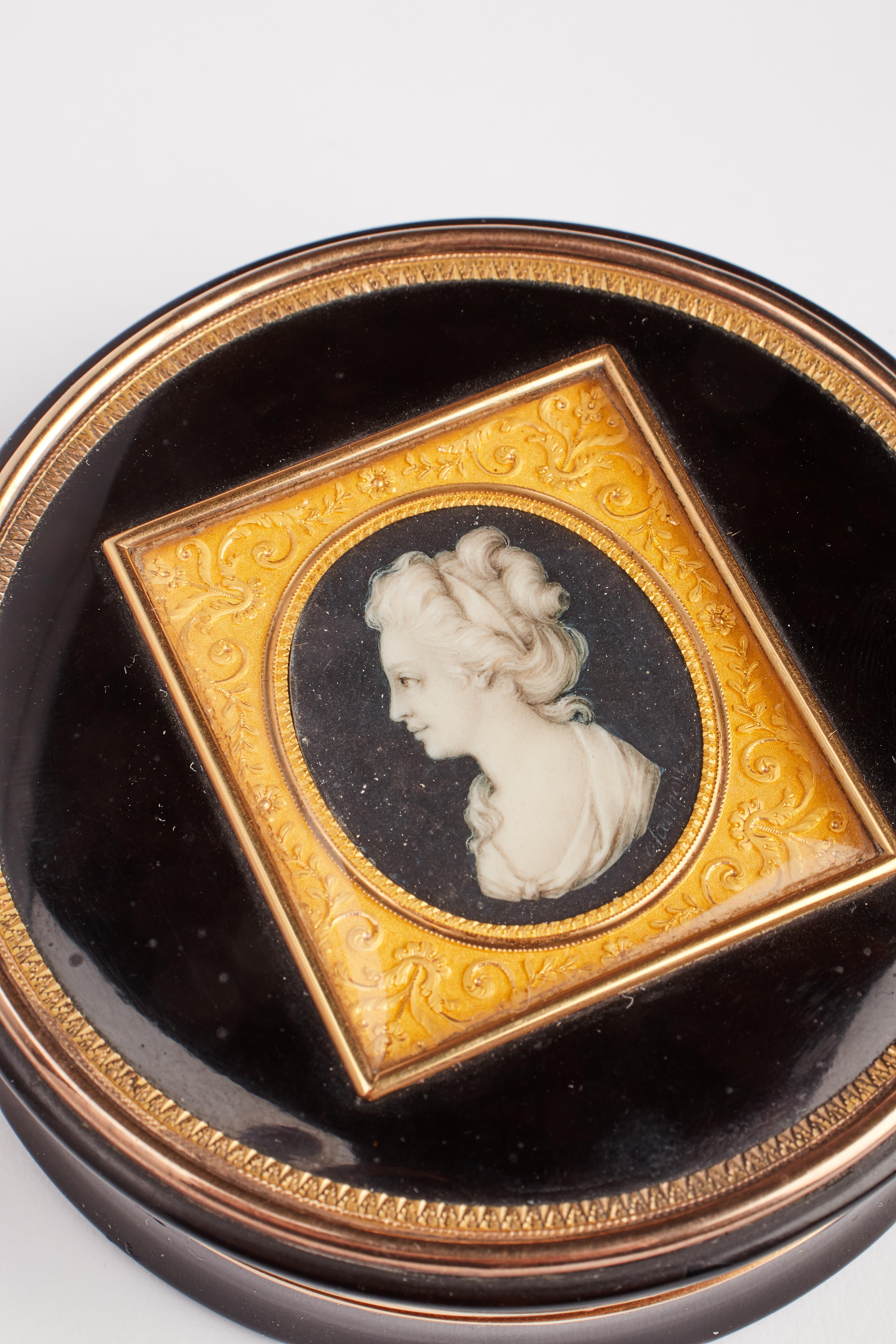 Schnupftabakdose aus Schildpatt und Gold mit Miniatur, Paris 1820.  (Französisch) im Angebot