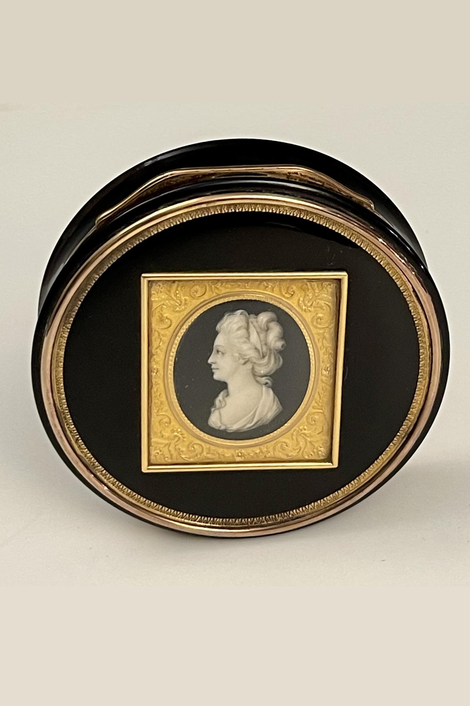 Gold Tortoiseshell and gold snuffbox with miniature, Paris 1820.  For Sale