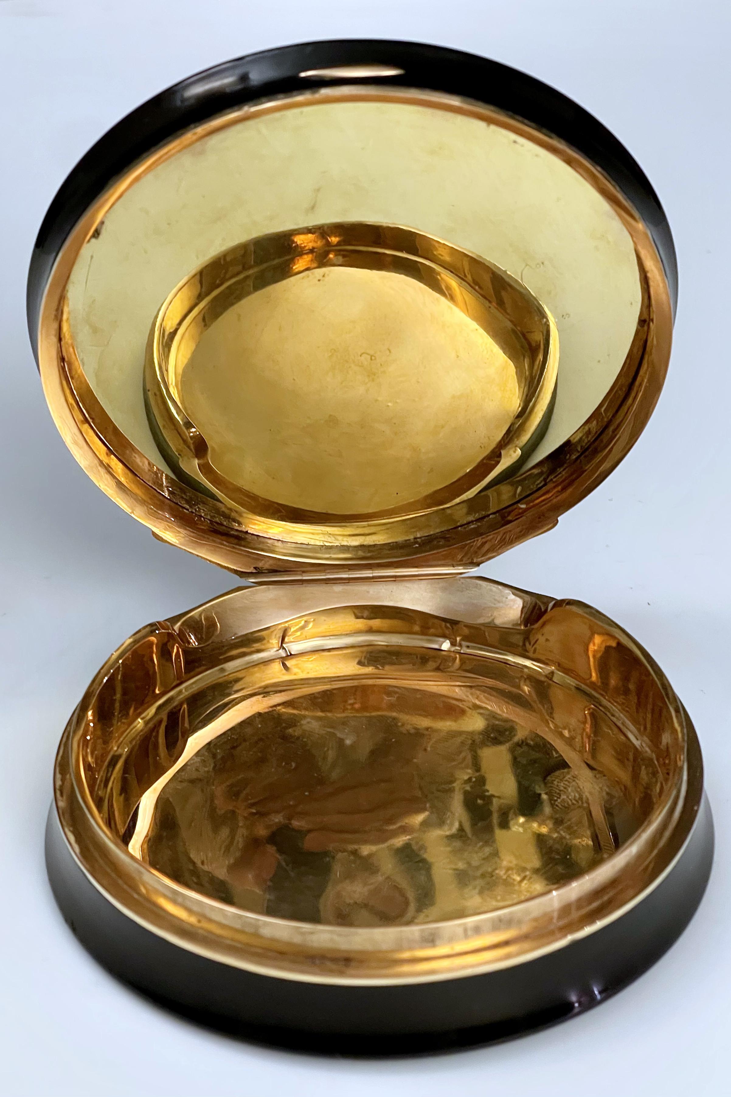 Tortoiseshell and gold snuffbox with miniature, Paris 1820.  For Sale 3