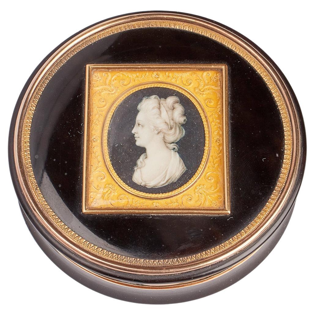Schnupftabakdose aus Schildpatt und Gold mit Miniatur, Paris 1820.  im Angebot