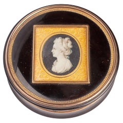 Antique Tortoiseshell and gold snuffbox with miniature, Paris 1820. 