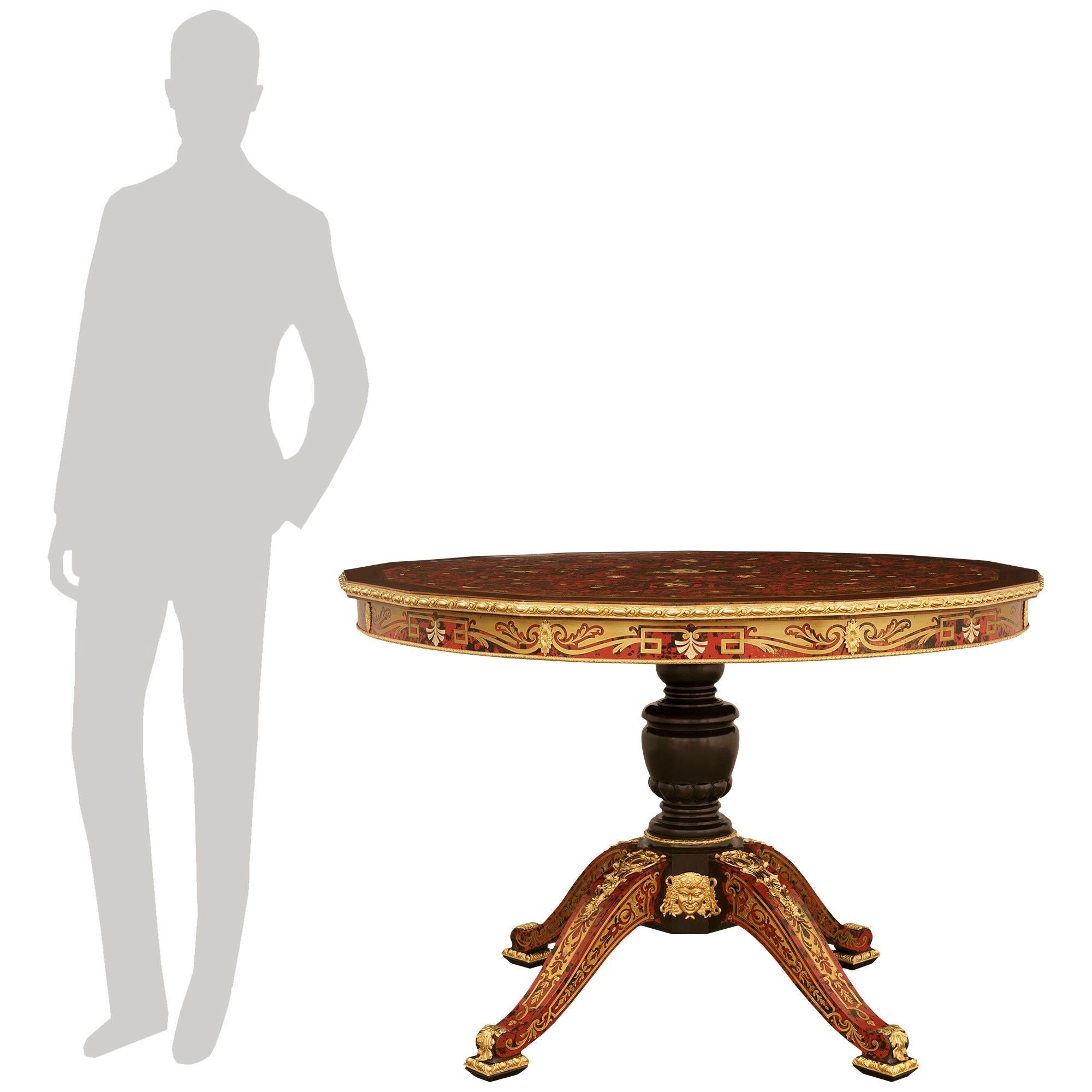 Eine sehr beeindruckende und hohe Qualität Französisch 19. Jahrhundert Napoleon III Periode Schildpatt, Messing, ebonisiert Obstholz und Ormolu Boulle Mitte Tisch. Dieser atemberaubende Mitteltisch steht auf vier reich verzierten, geschwungenen