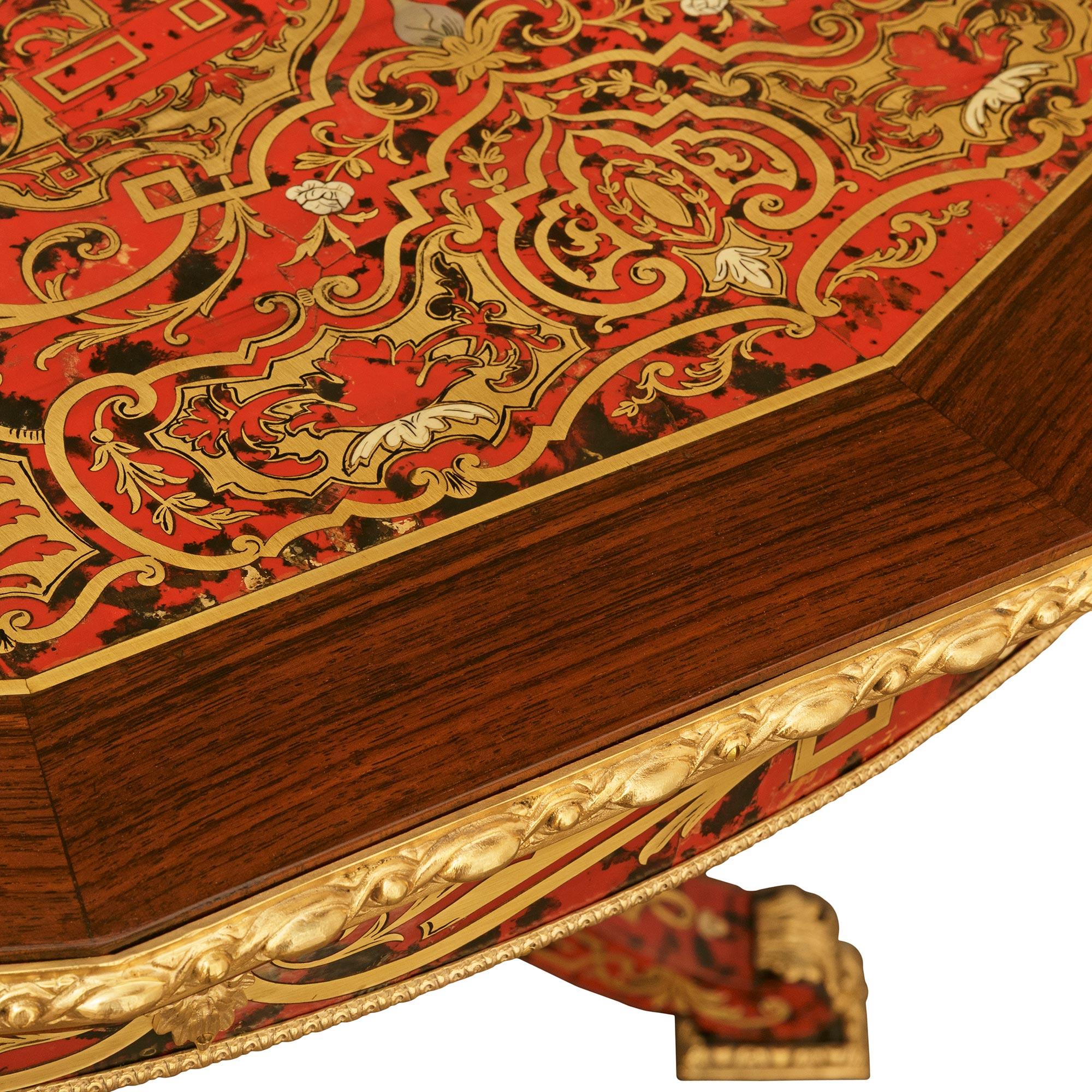 Boulle-Mitteltisch aus Schildpatt, Messing, ebonisiertem Obstholz und Ormolu (Französisch) im Angebot