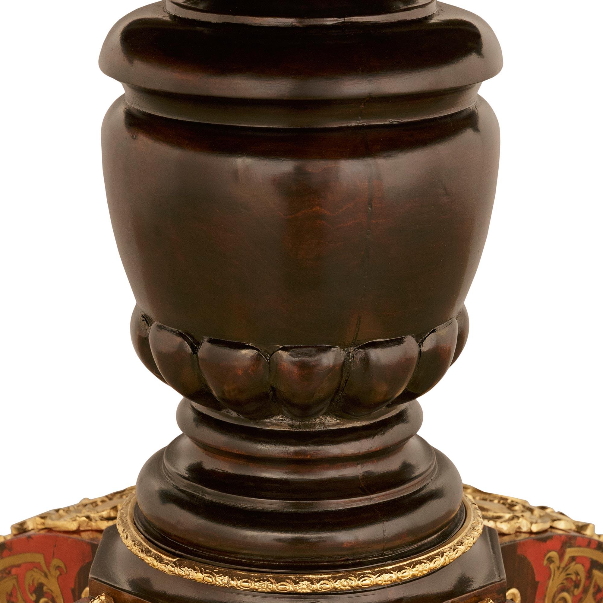 Boulle-Mitteltisch aus Schildpatt, Messing, ebonisiertem Obstholz und Ormolu im Zustand „Gut“ im Angebot in West Palm Beach, FL