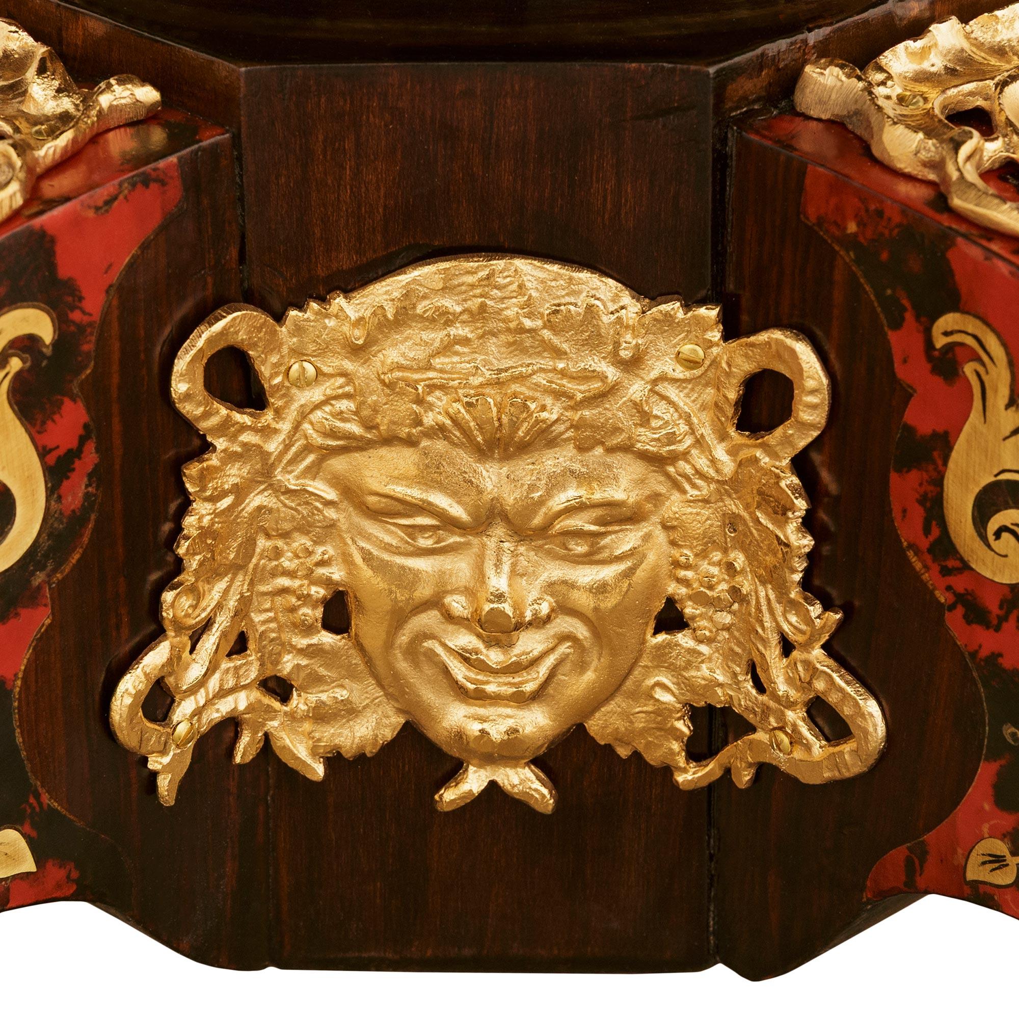 Boulle-Mitteltisch aus Schildpatt, Messing, ebonisiertem Obstholz und Ormolu (19. Jahrhundert) im Angebot