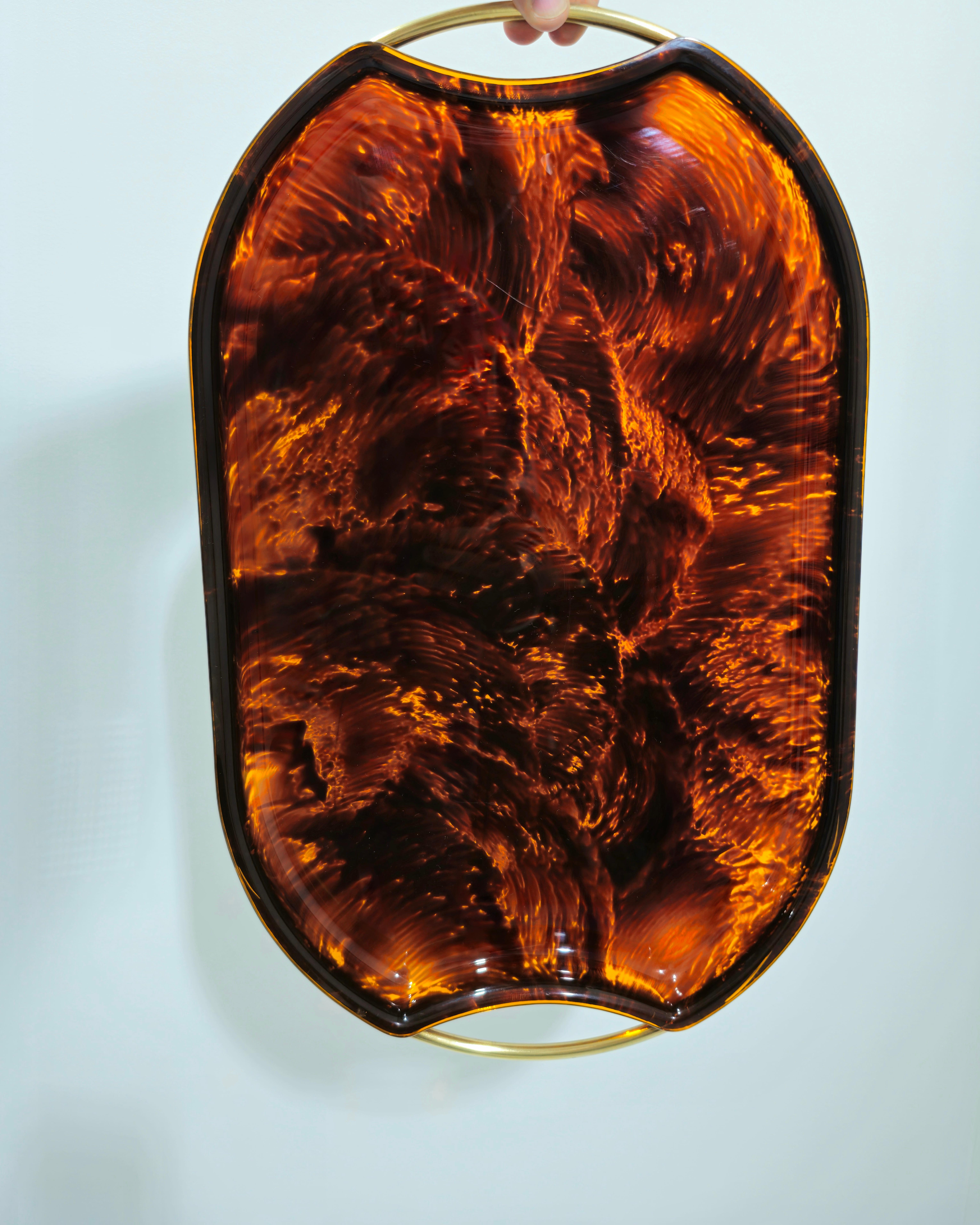 Vassoio da portata in lucite e ottone effetto tartaruga Mid-Century Modern Italy anni '70 in vendita 7