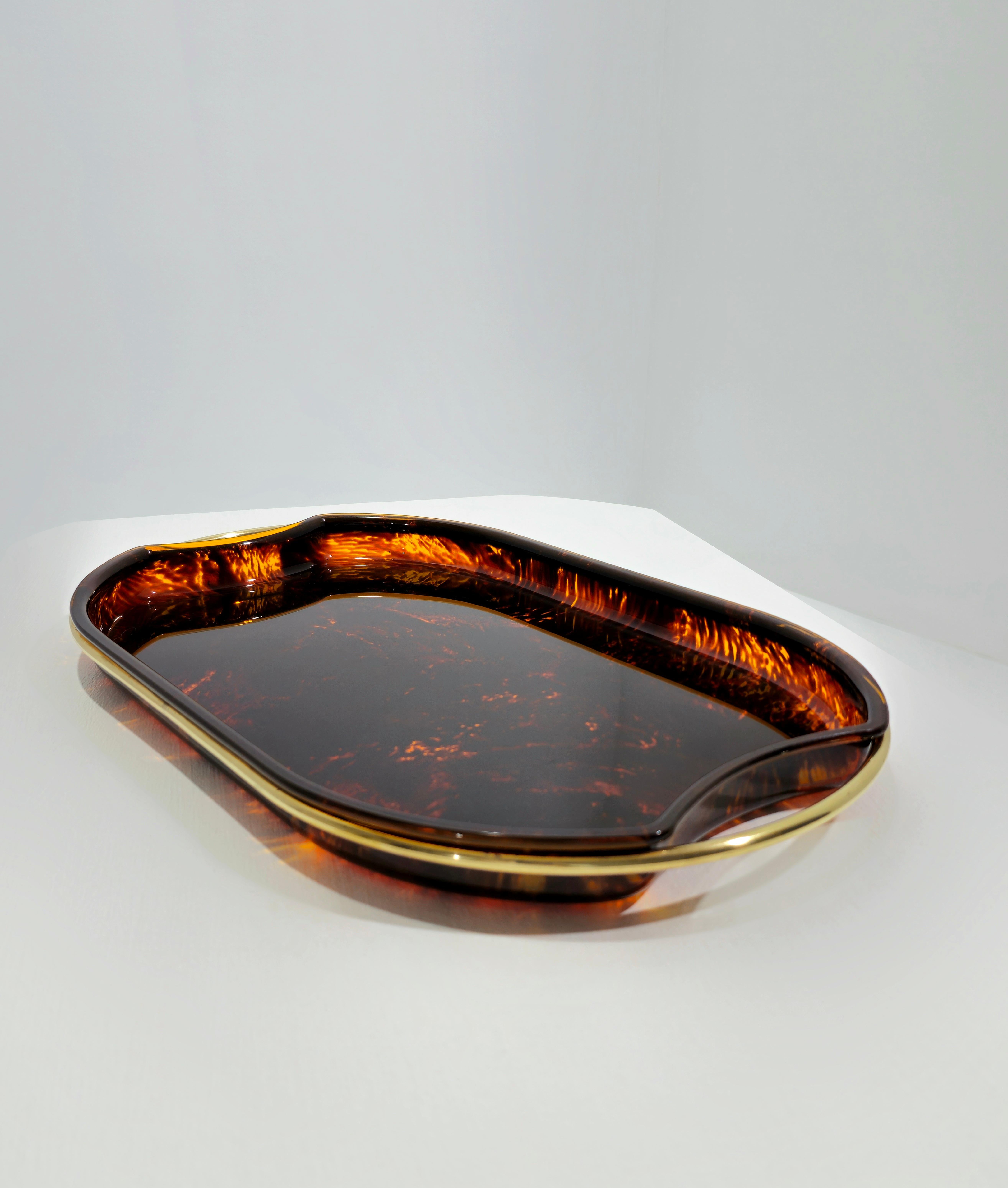 Mid-Century moderno Vassoio da portata in lucite e ottone effetto tartaruga Mid-Century Modern Italy anni '70 in vendita