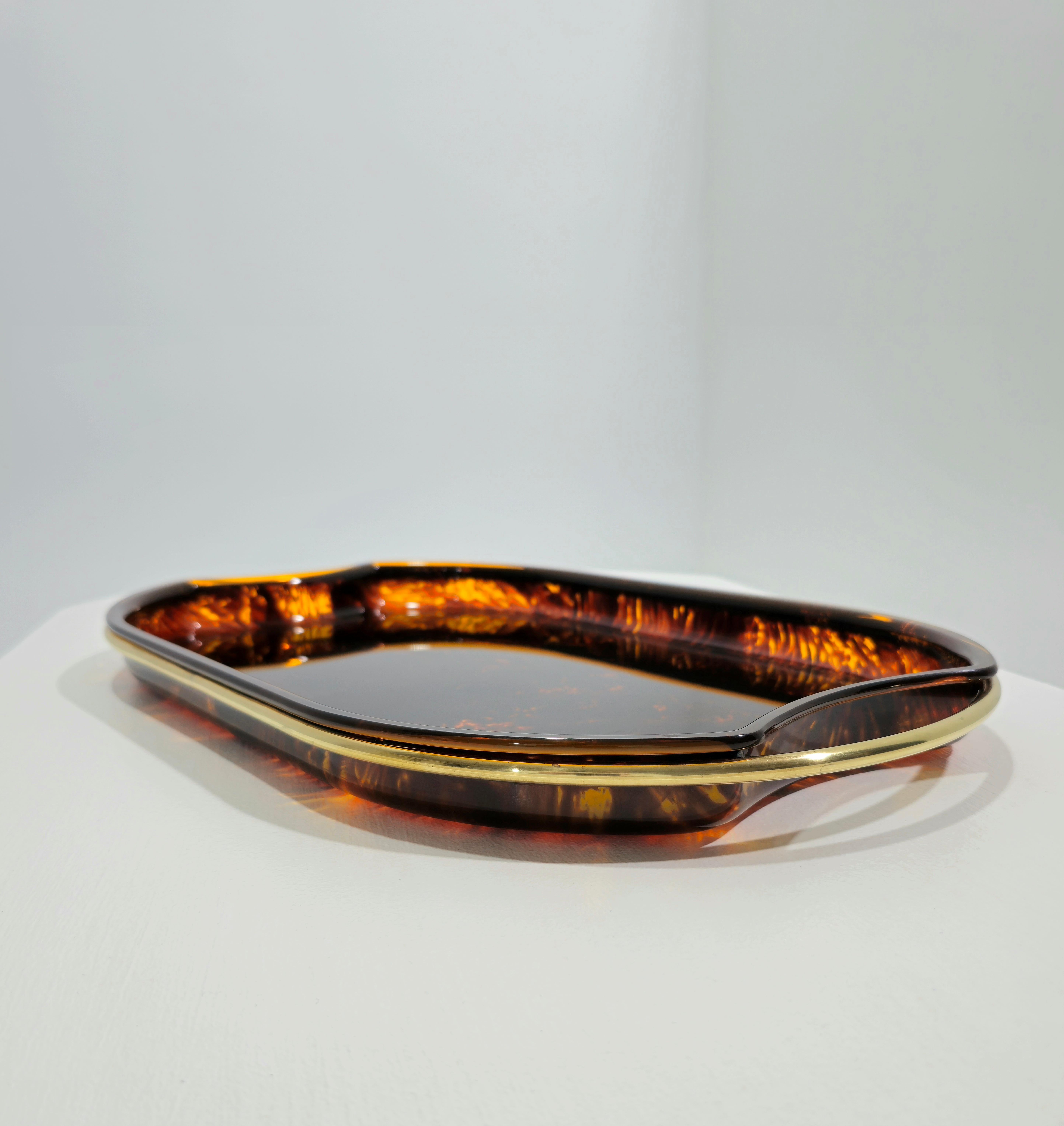 Italiano Vassoio da portata in lucite e ottone effetto tartaruga Mid-Century Modern Italy anni '70 in vendita