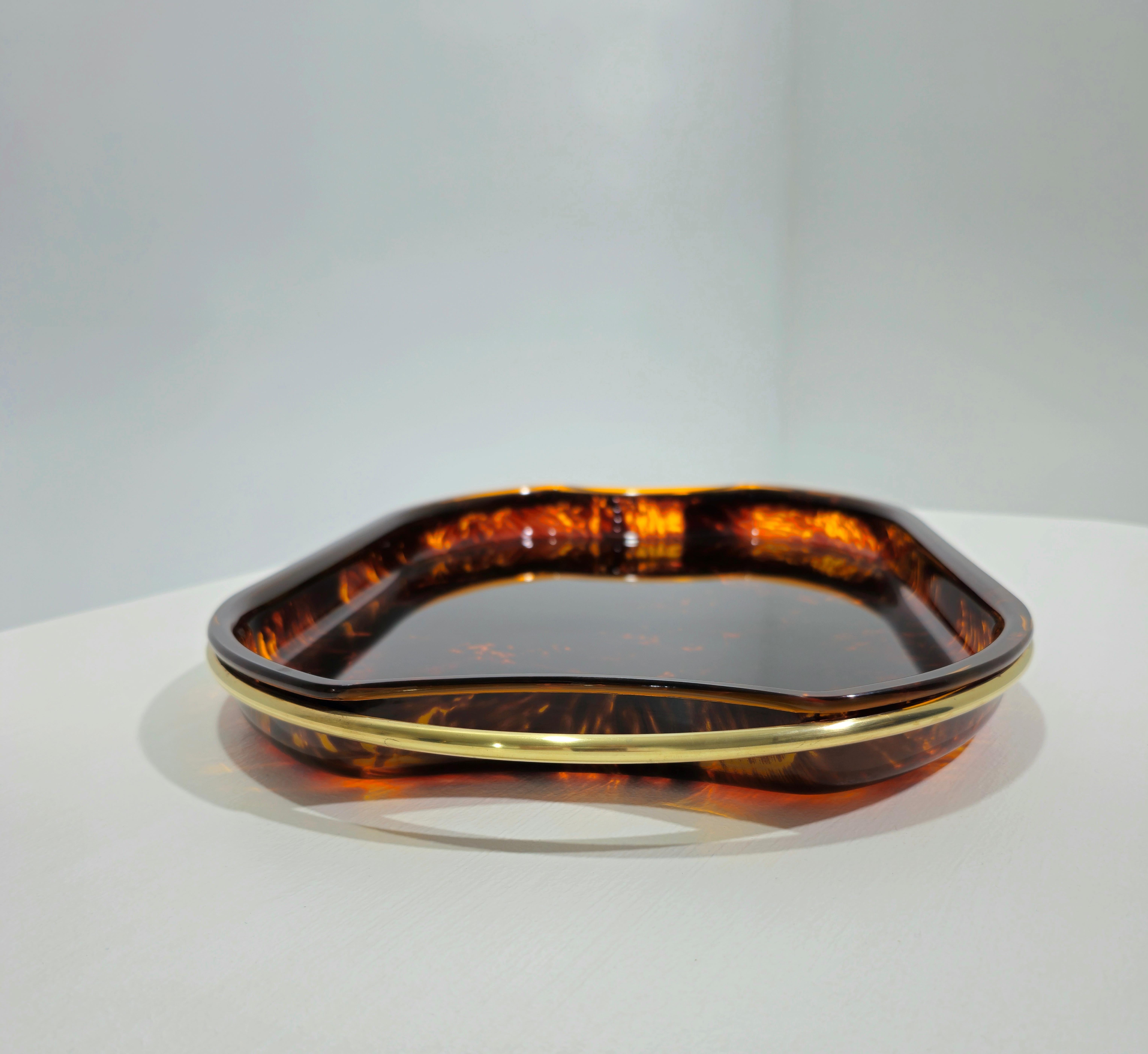 Vassoio da portata in lucite e ottone effetto tartaruga Mid-Century Modern Italy anni '70 In condizioni buone in vendita a Palermo, IT