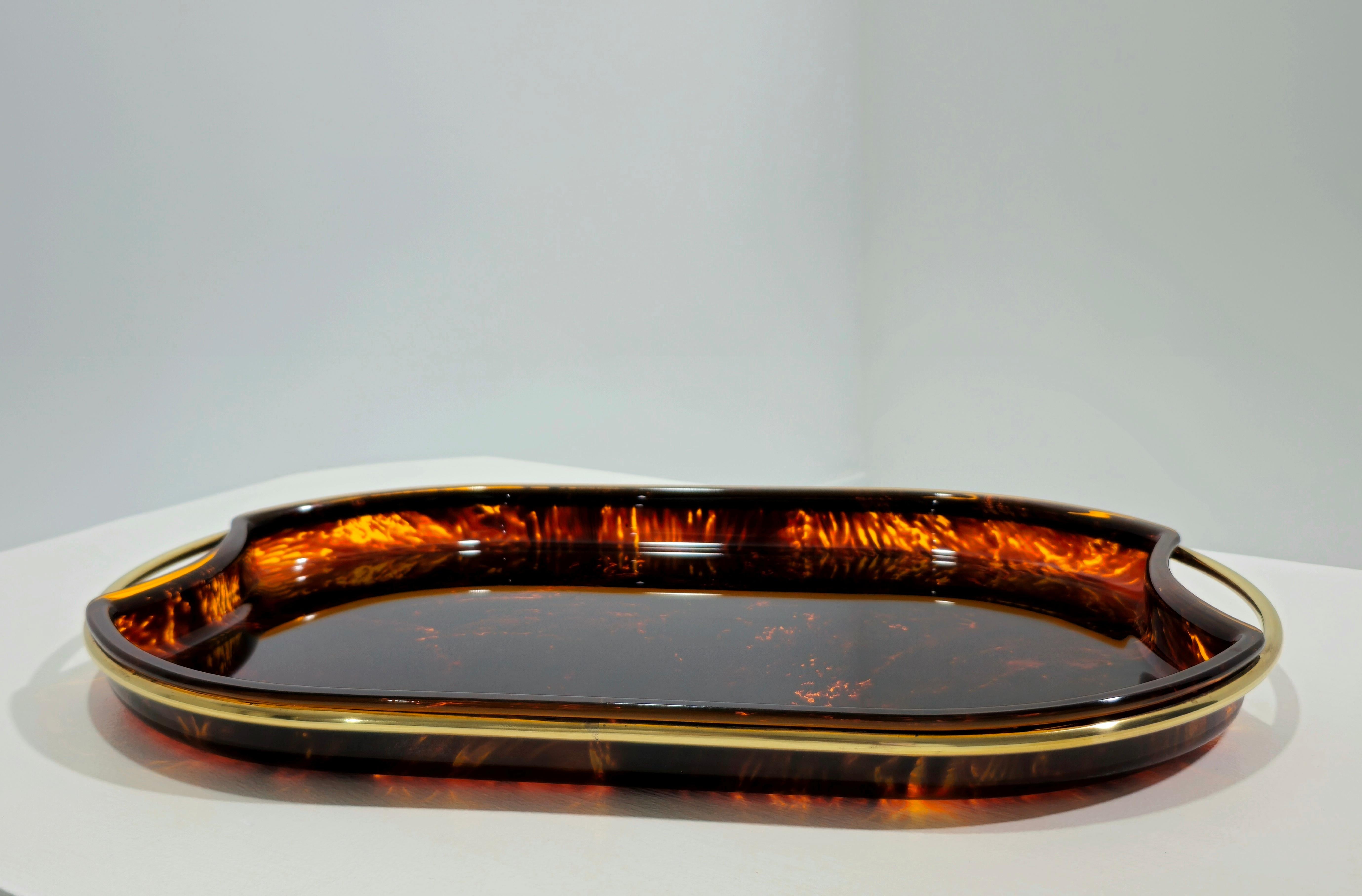 Vassoio da portata in lucite e ottone effetto tartaruga Mid-Century Modern Italy anni '70 in vendita 1